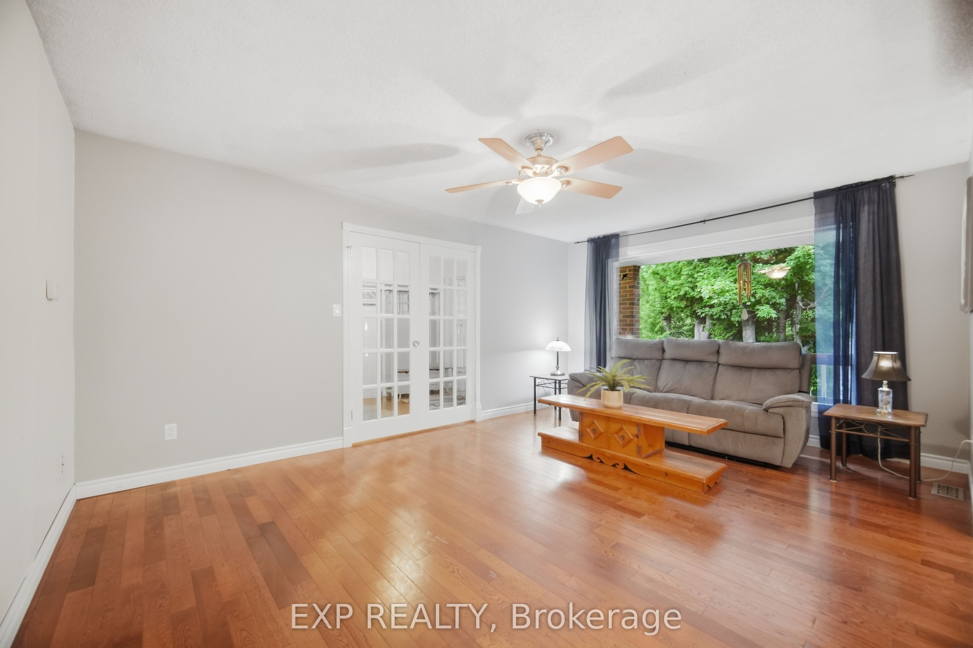 14367 Trafalgar Road N Property Photo 5