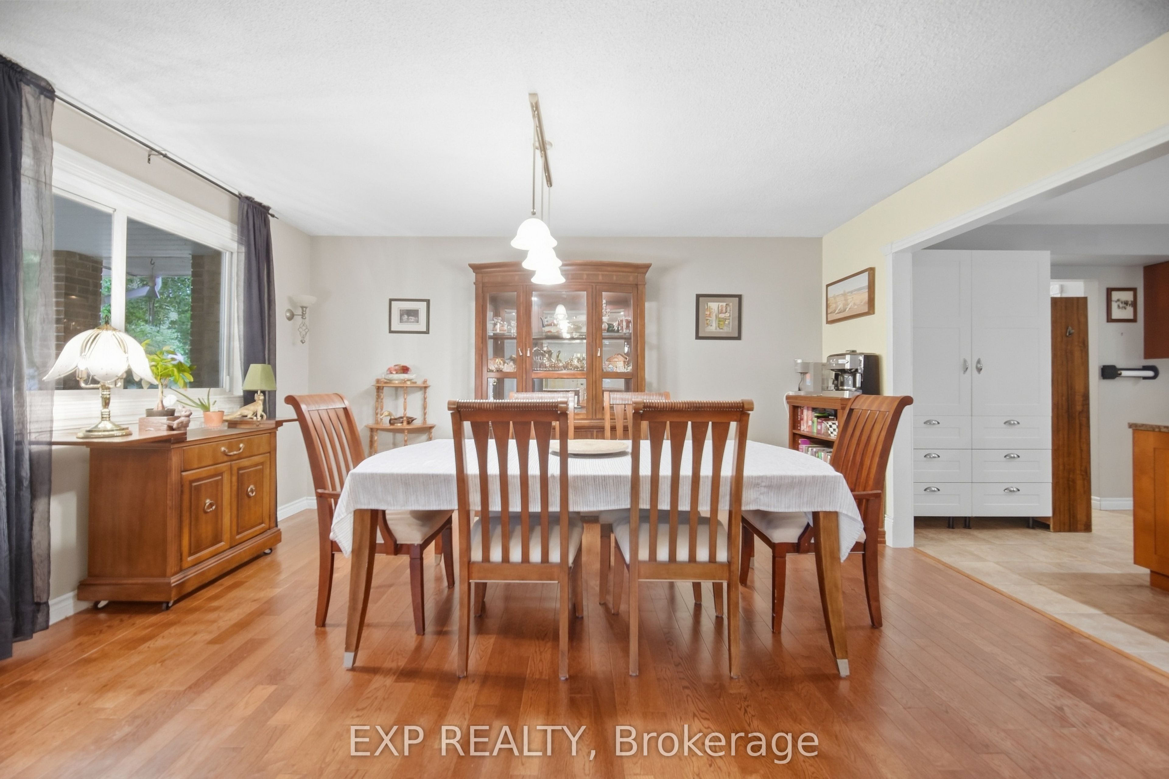 14367 Trafalgar Road N Property Photo 6