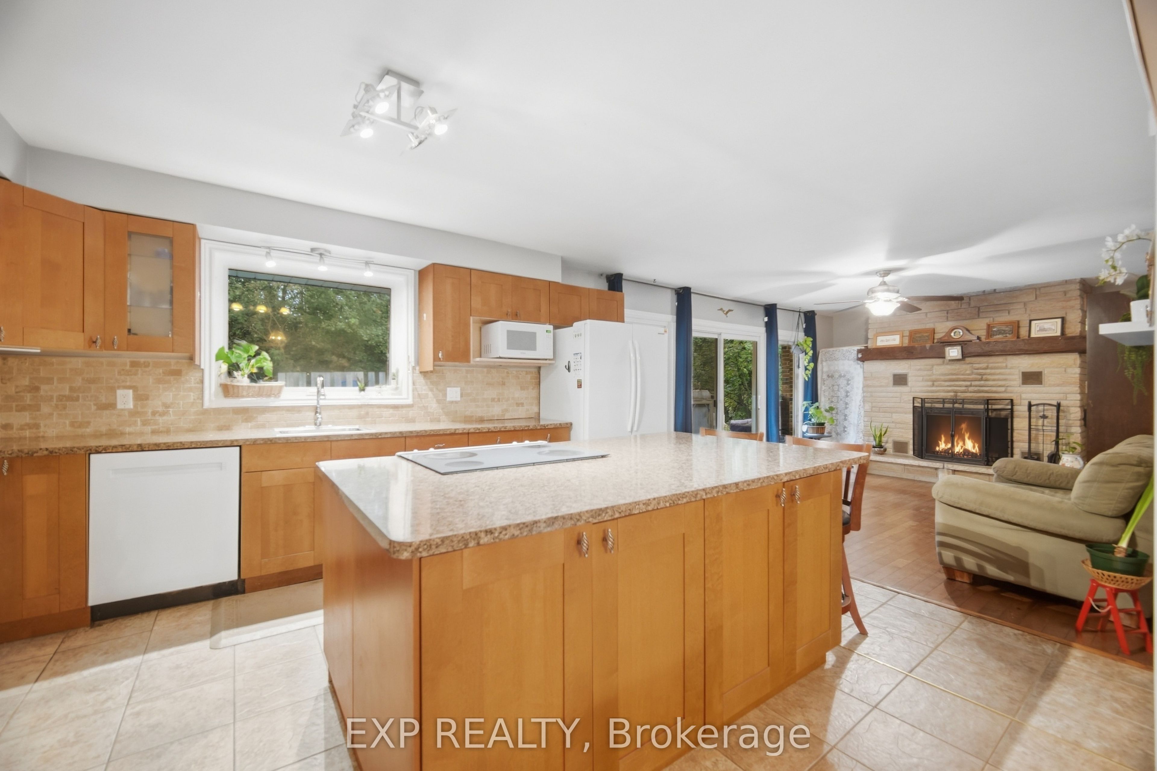 14367 Trafalgar Road N Property Photo 7