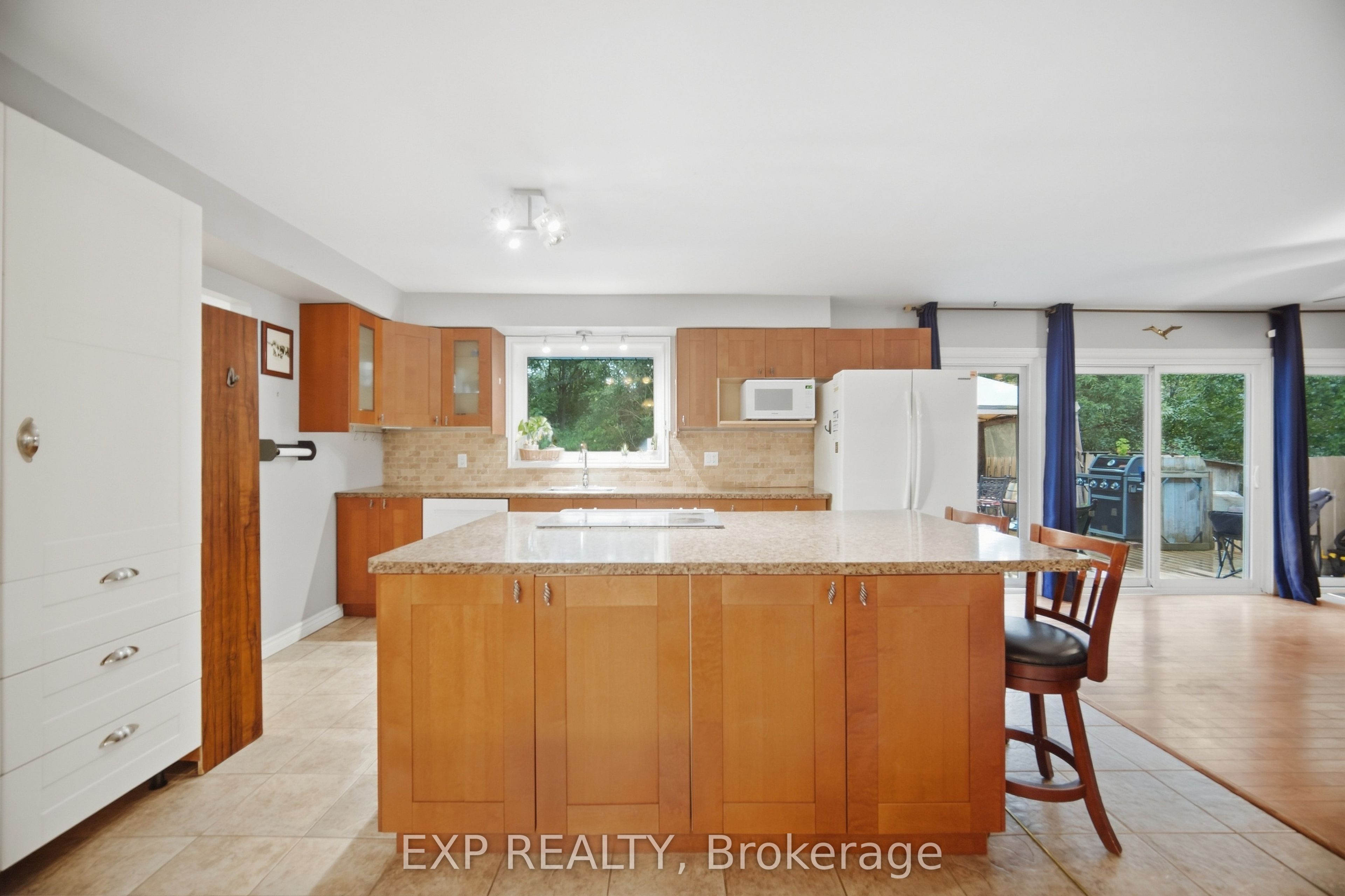 14367 Trafalgar Road N Property Photo 8