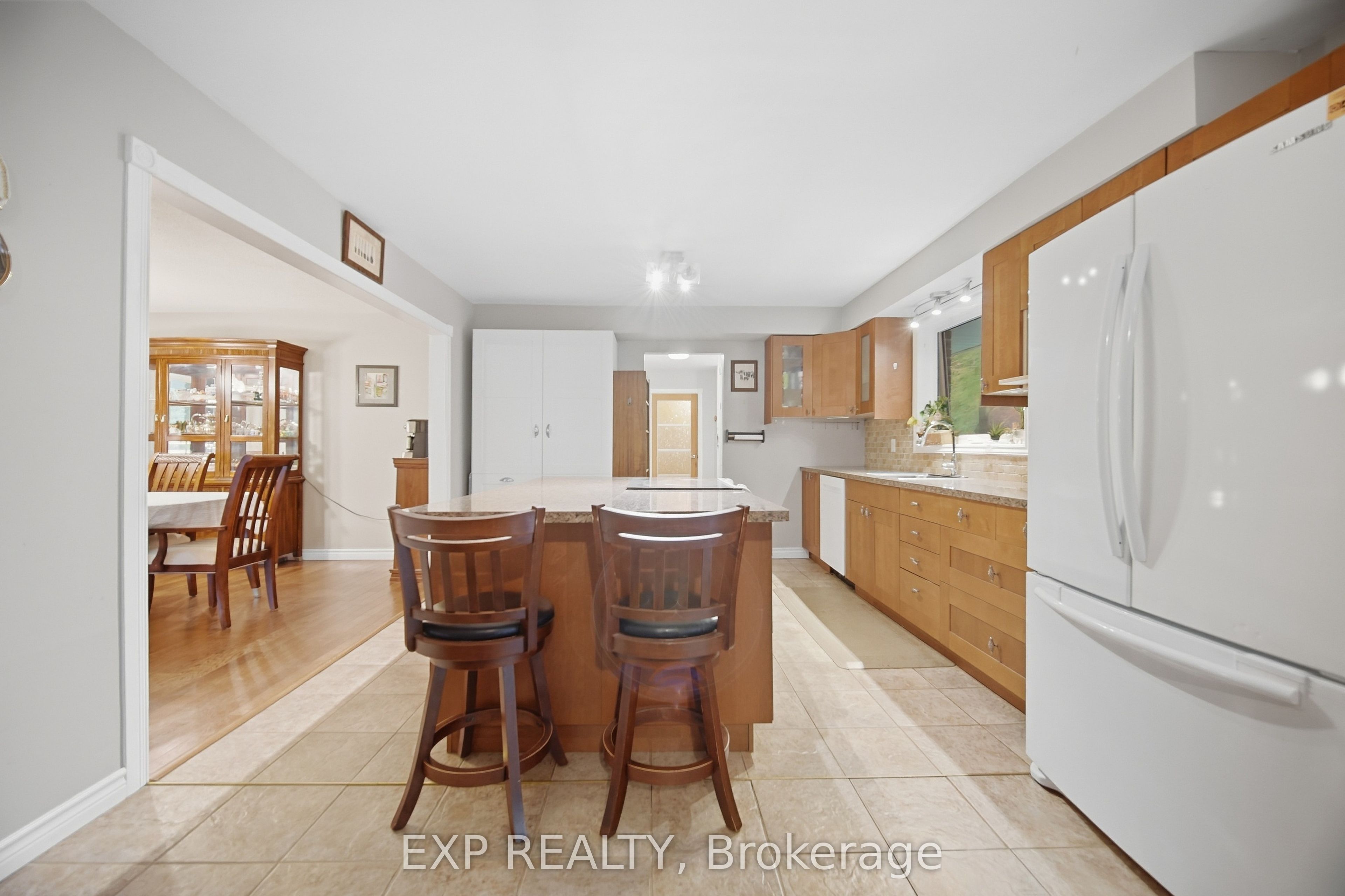 14367 Trafalgar Road N Property Photo 9