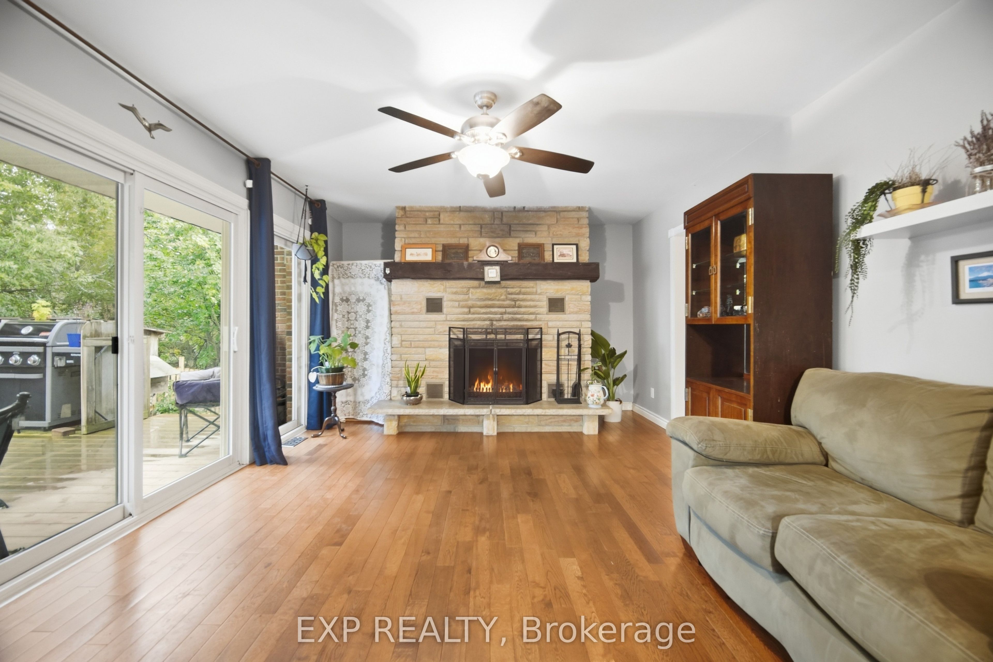 14367 Trafalgar Road N Property Photo 10