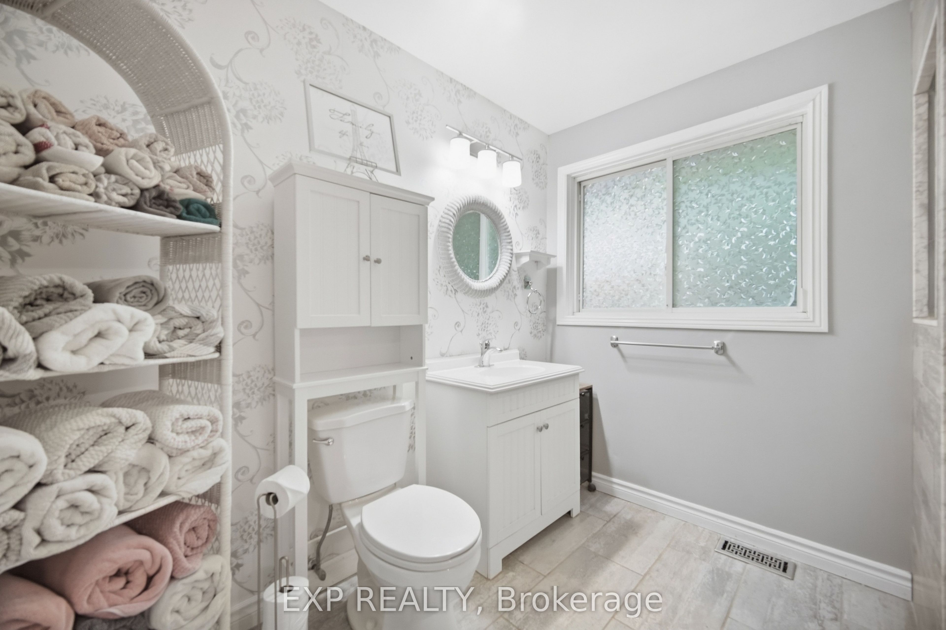 14367 Trafalgar Road N Property Photo 15