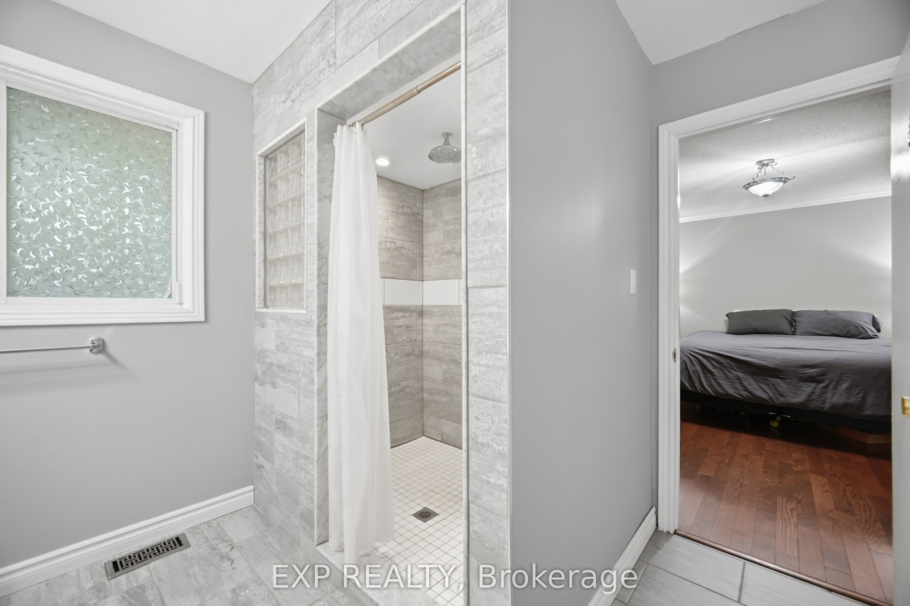 14367 Trafalgar Road N Property Photo 16