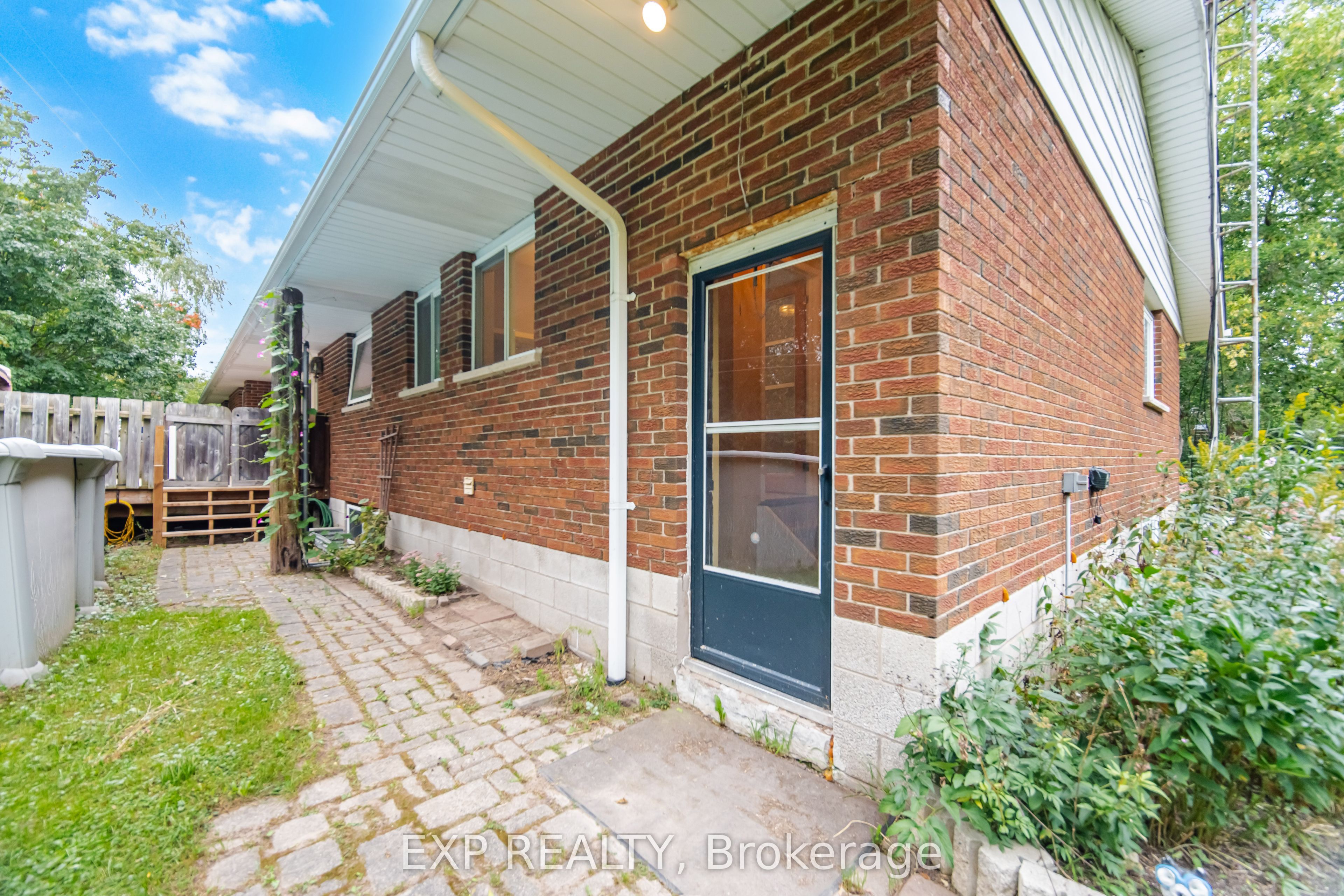 14367 Trafalgar Road N Property Photo 26