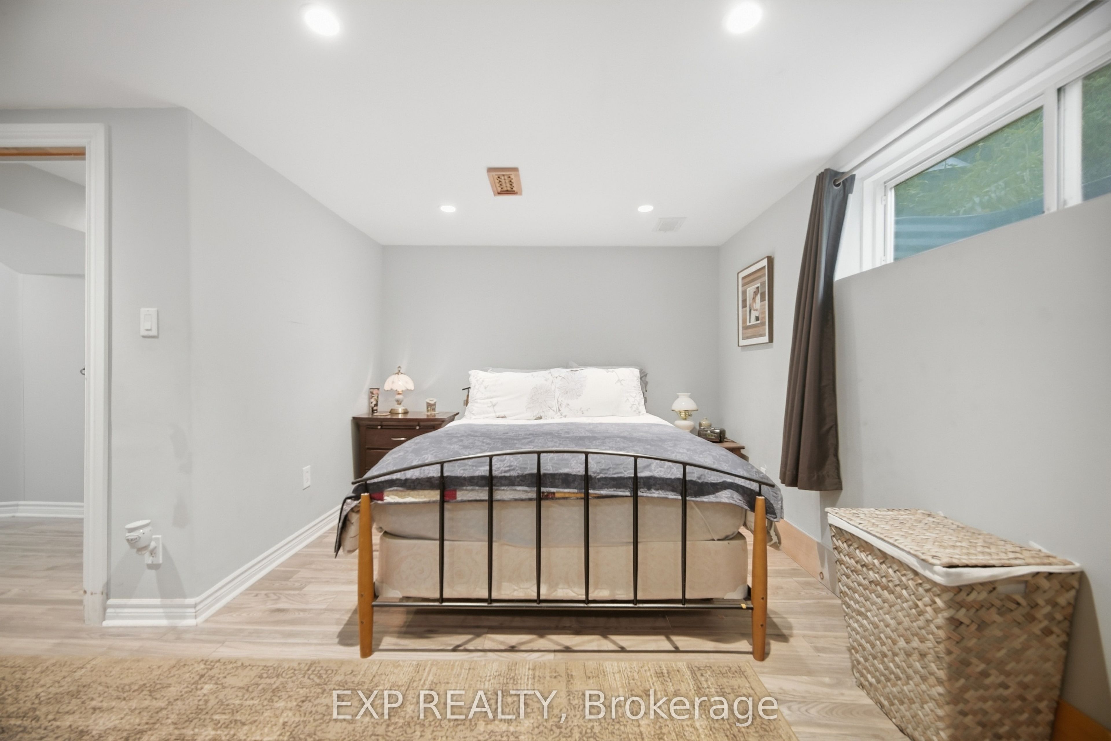 14367 Trafalgar Road N Property Photo 34
