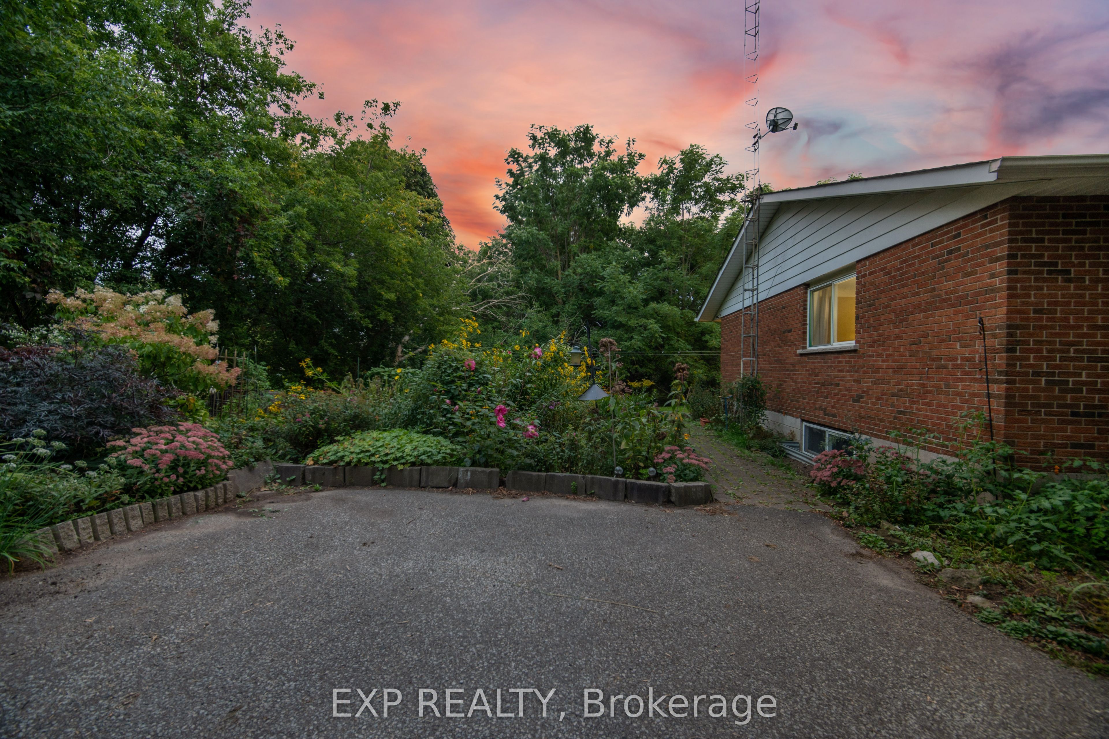 14367 Trafalgar Road N Property Photo 46