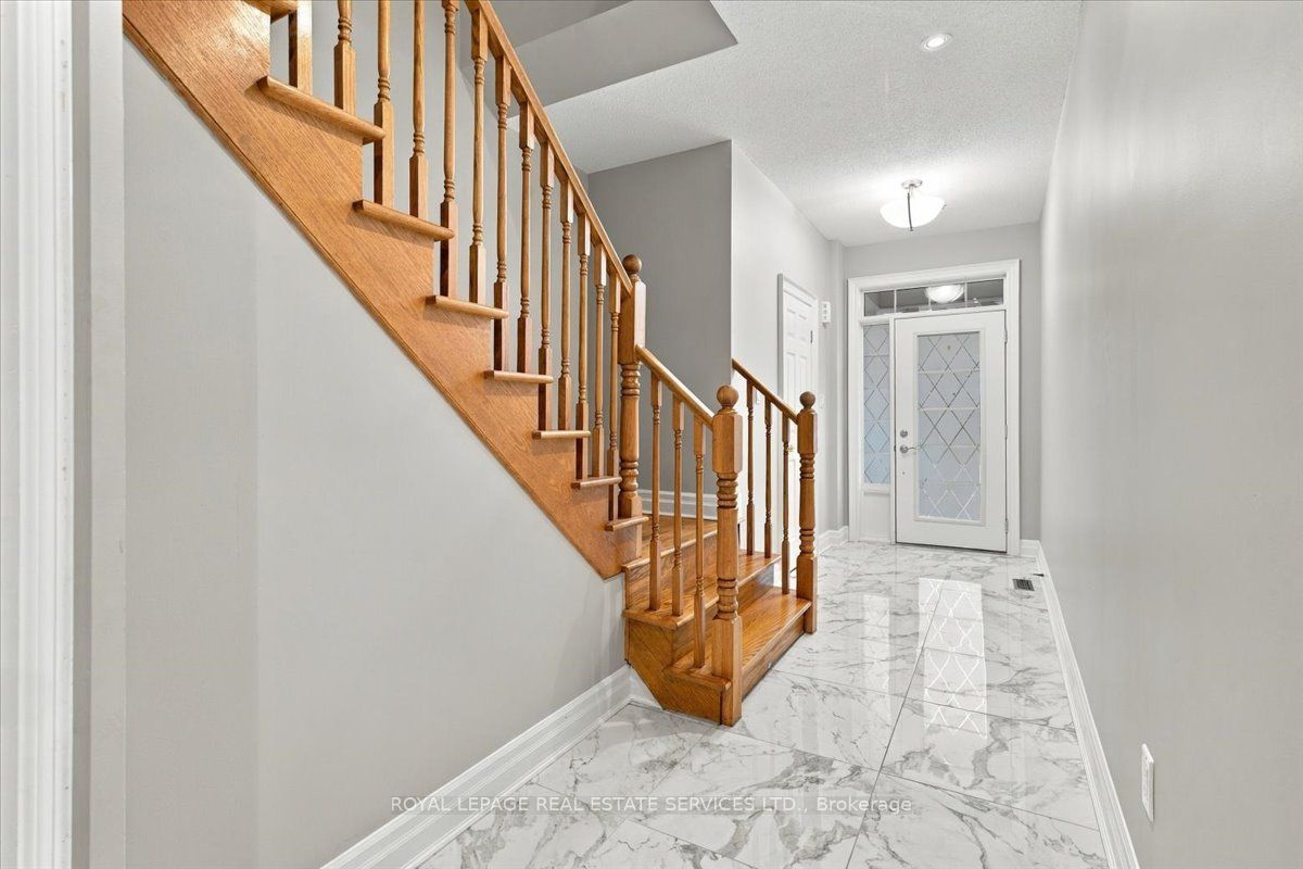 2328 Whistling Springs Crescent Property Photo 4