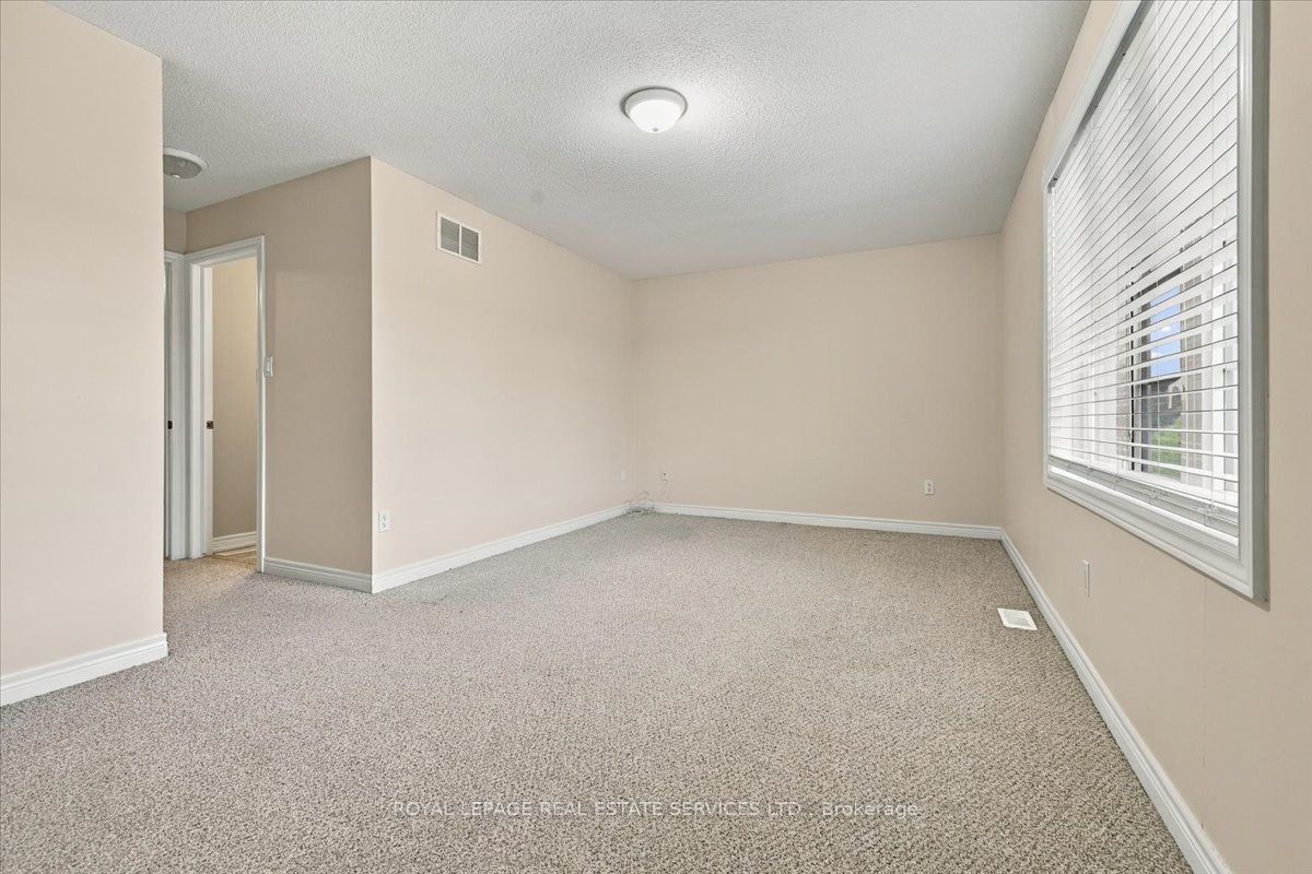 2328 Whistling Springs Crescent Property Photo 11