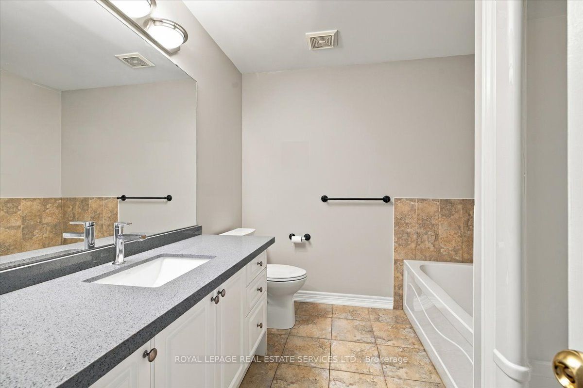 2328 Whistling Springs Crescent Property Photo 12