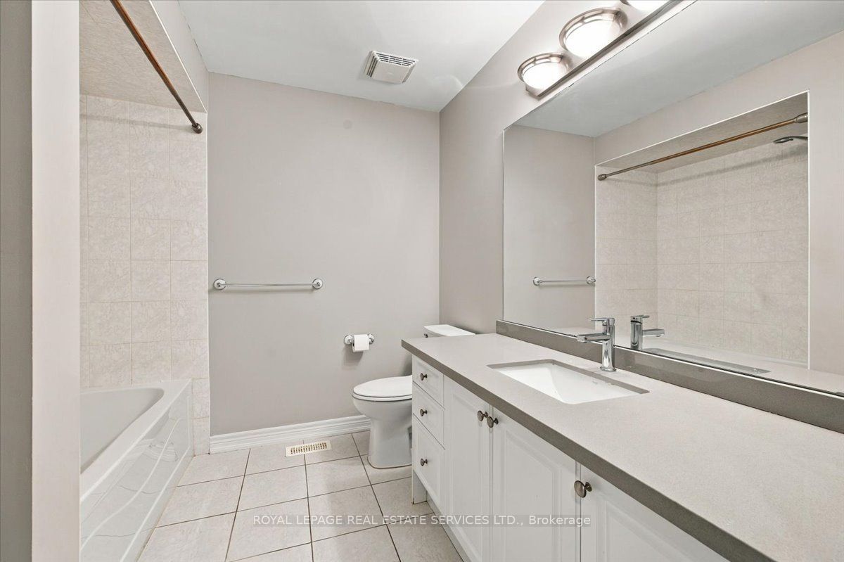 2328 Whistling Springs Crescent Property Photo 18
