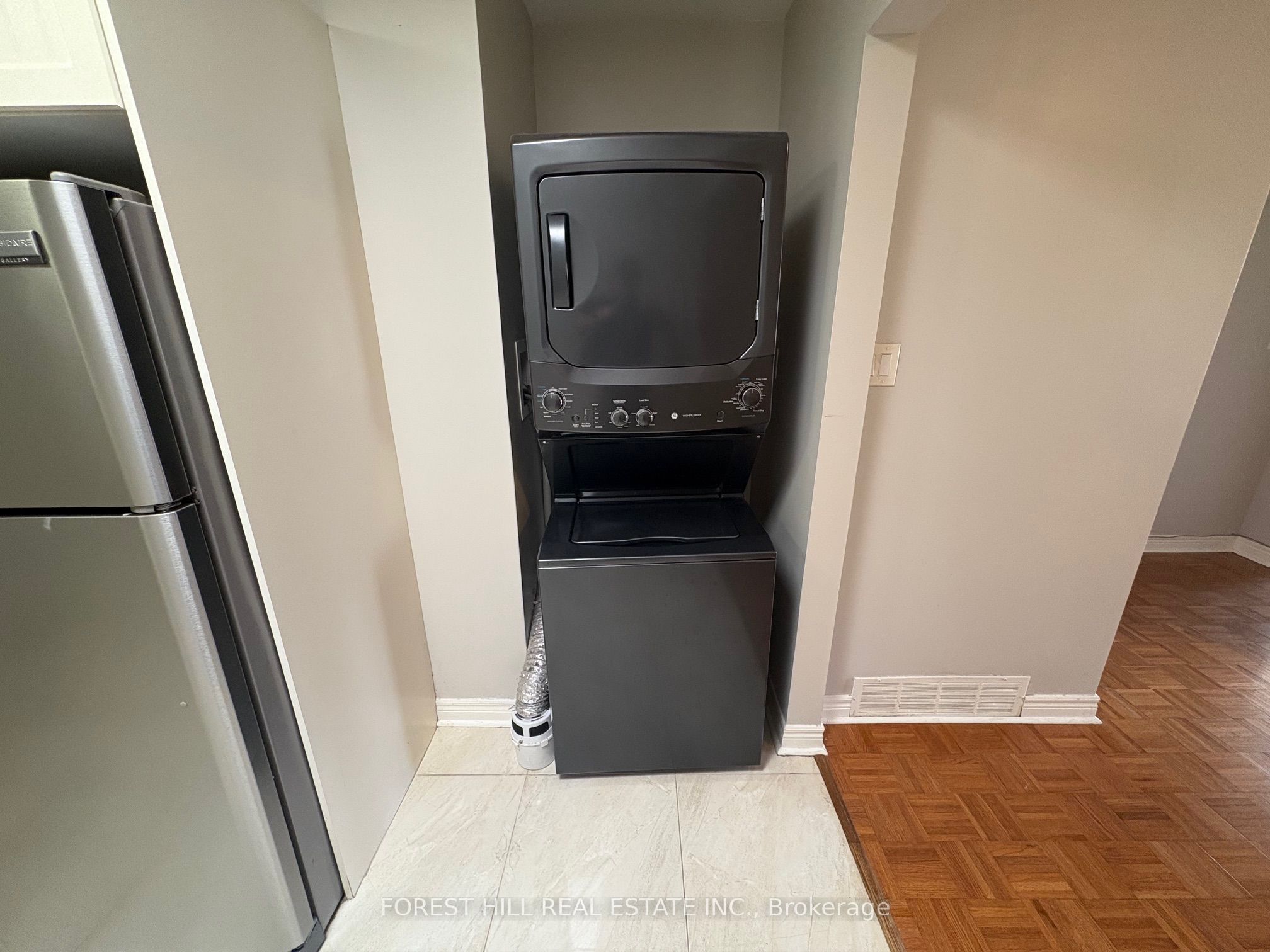 341 Lakeshore Road E 2 Property Photo 6