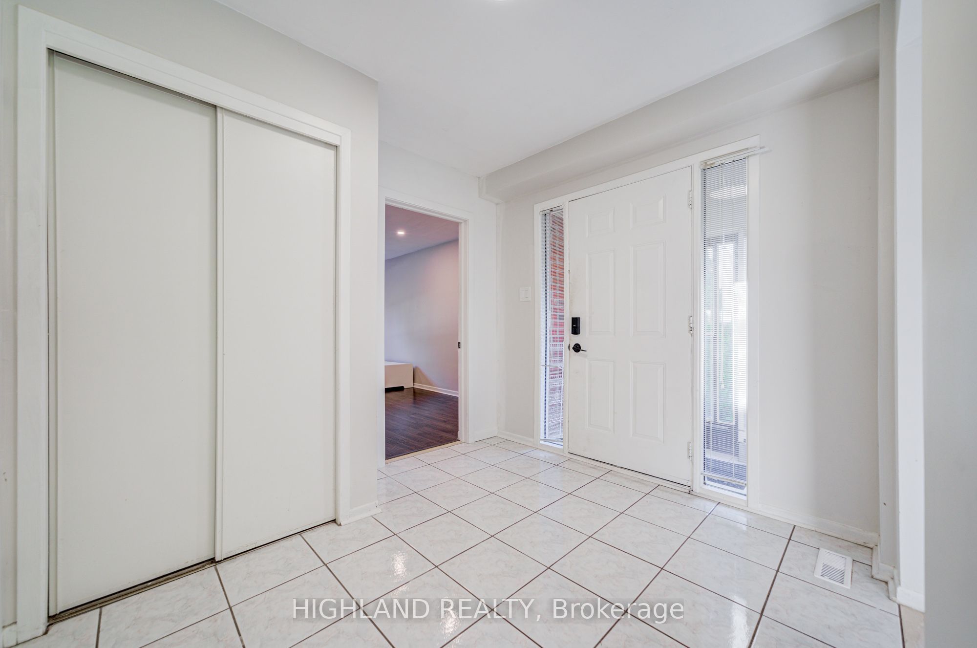 2032 Glenada Crescent Property Photo 2