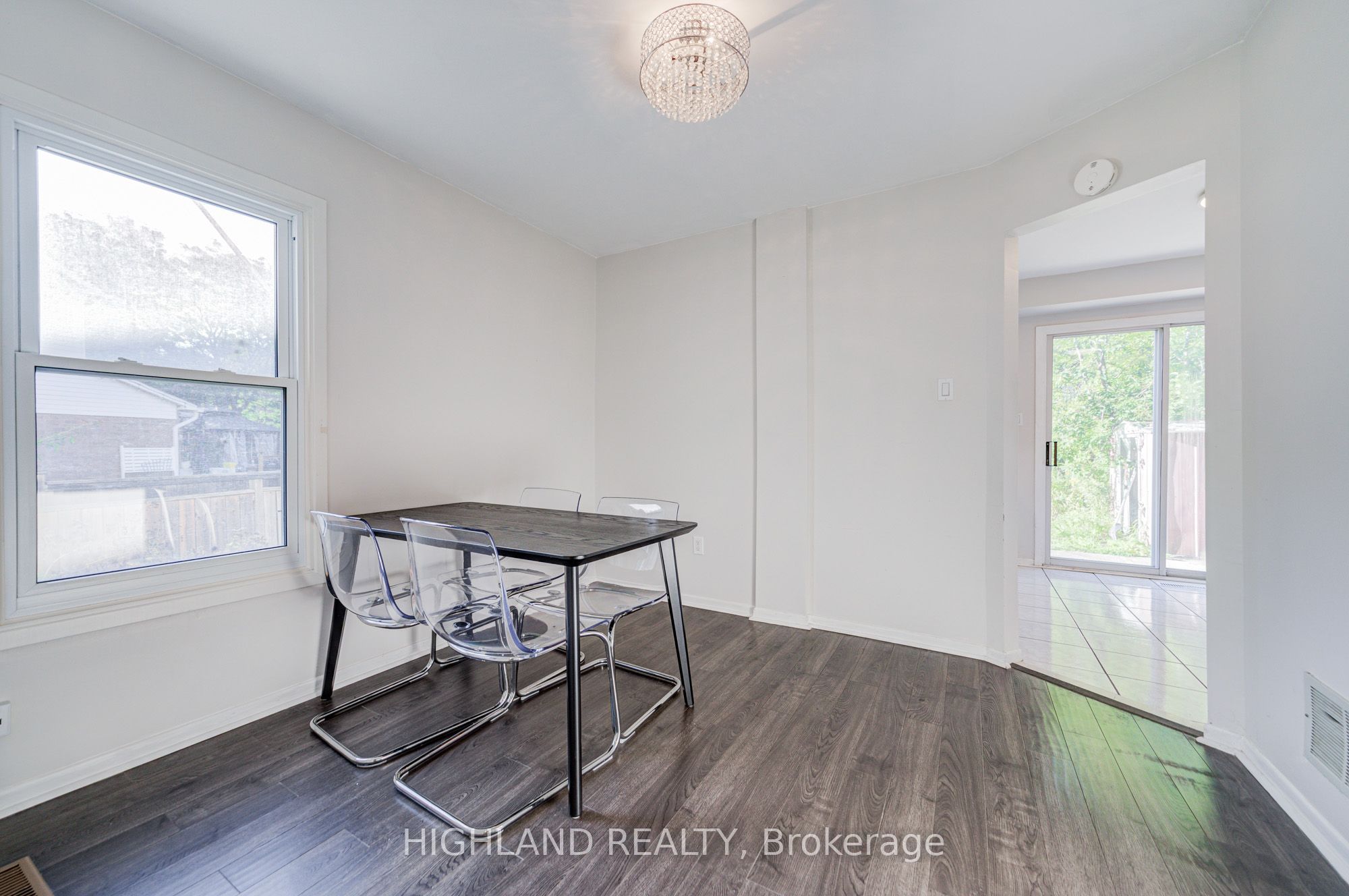 2032 Glenada Crescent Property Photo 5