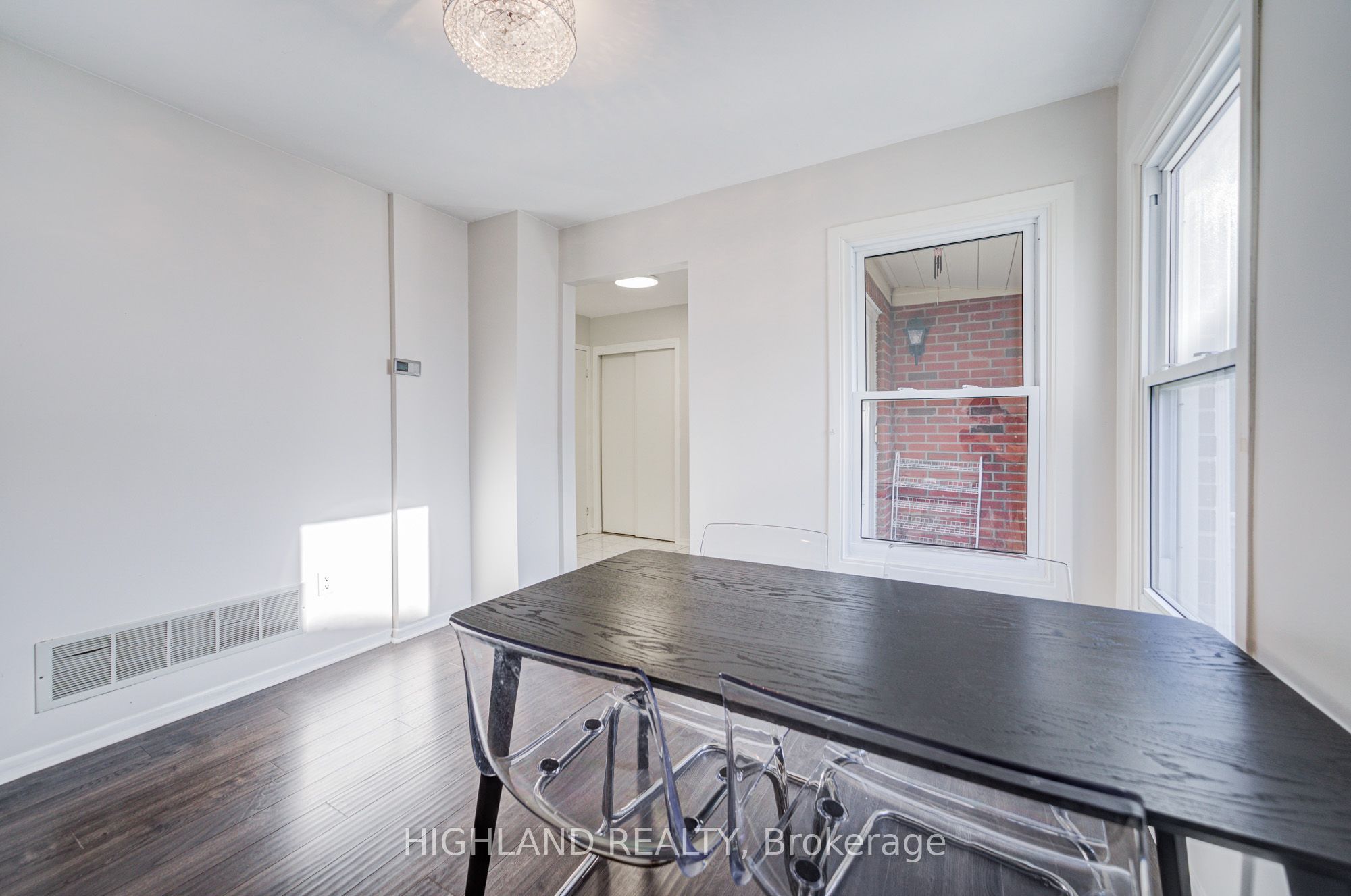 2032 Glenada Crescent Property Photo 7