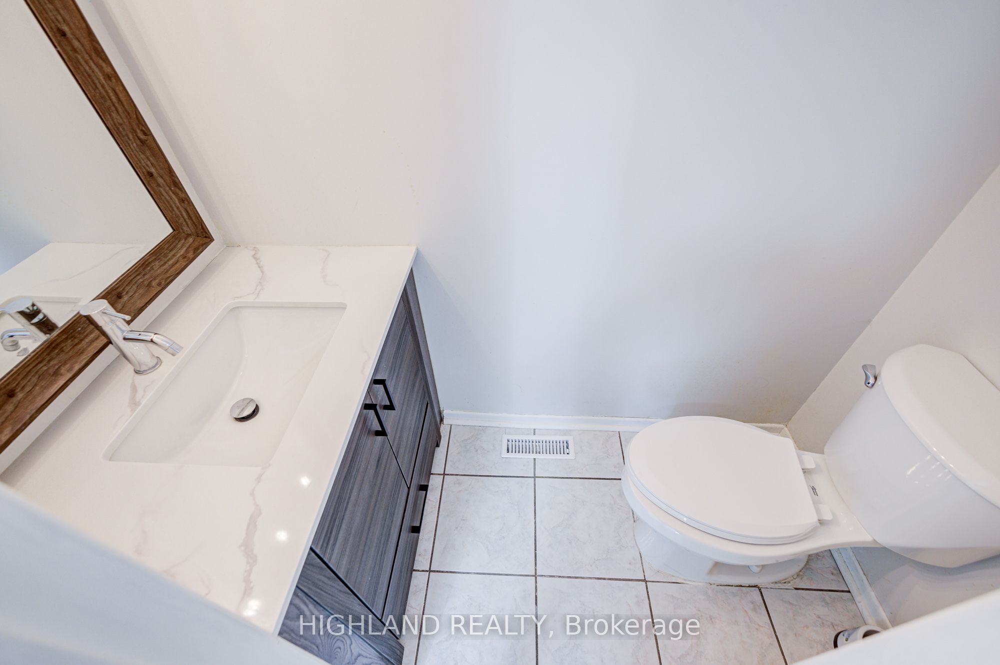 2032 Glenada Crescent Property Photo 9