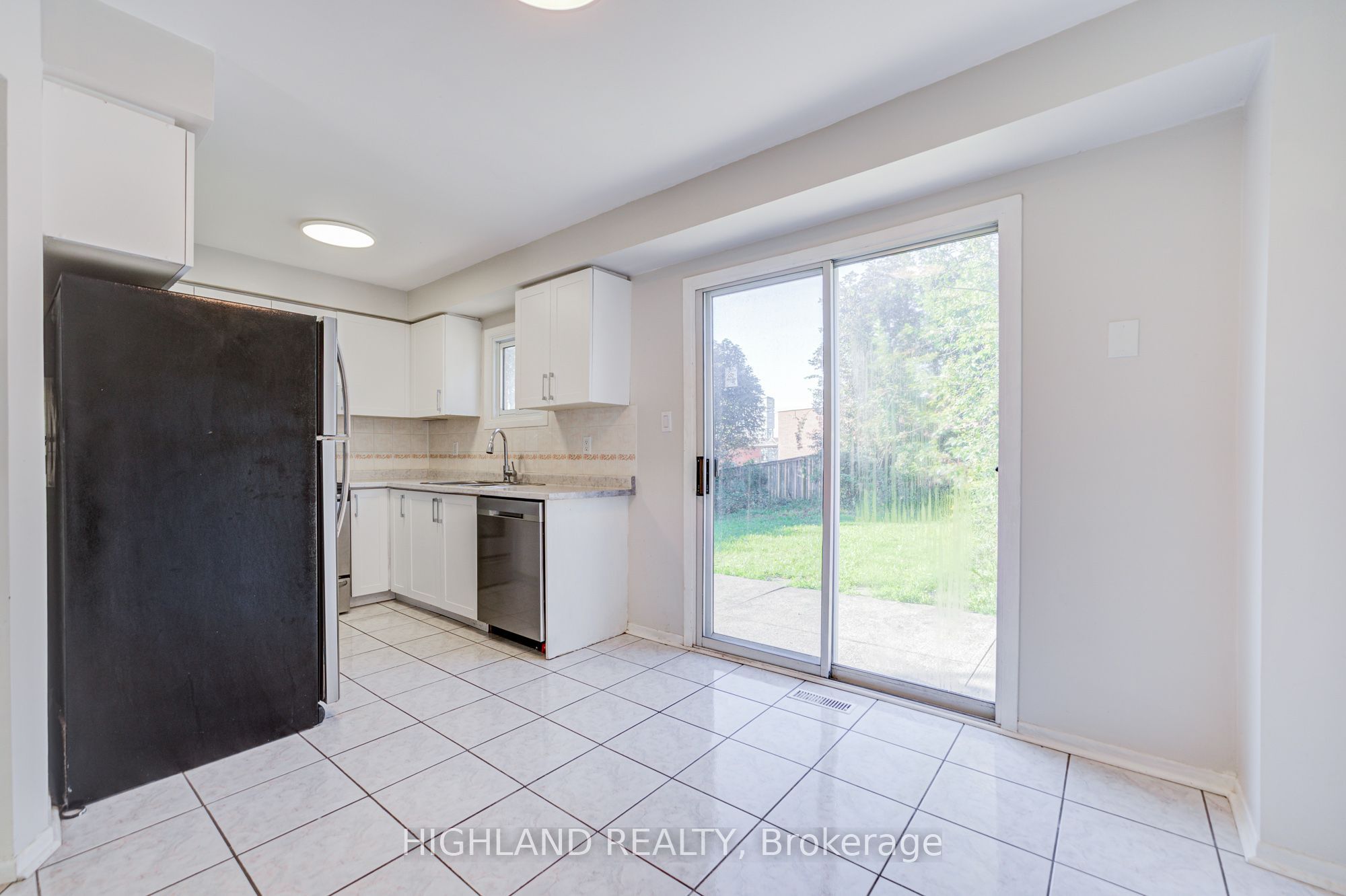 2032 Glenada Crescent Property Photo 12