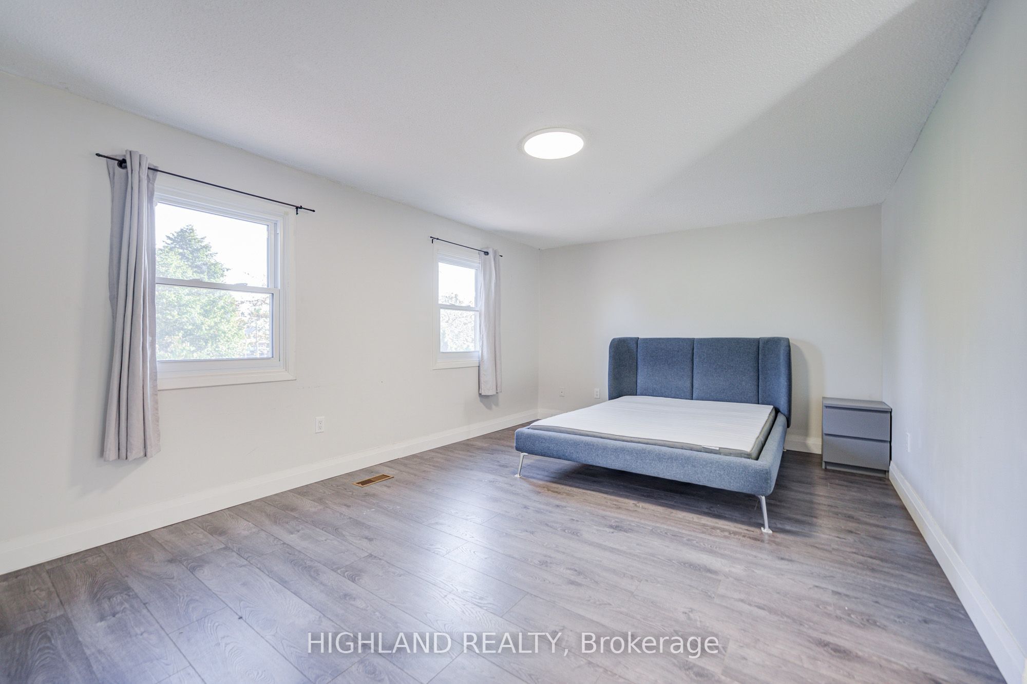 2032 Glenada Crescent Property Photo 19
