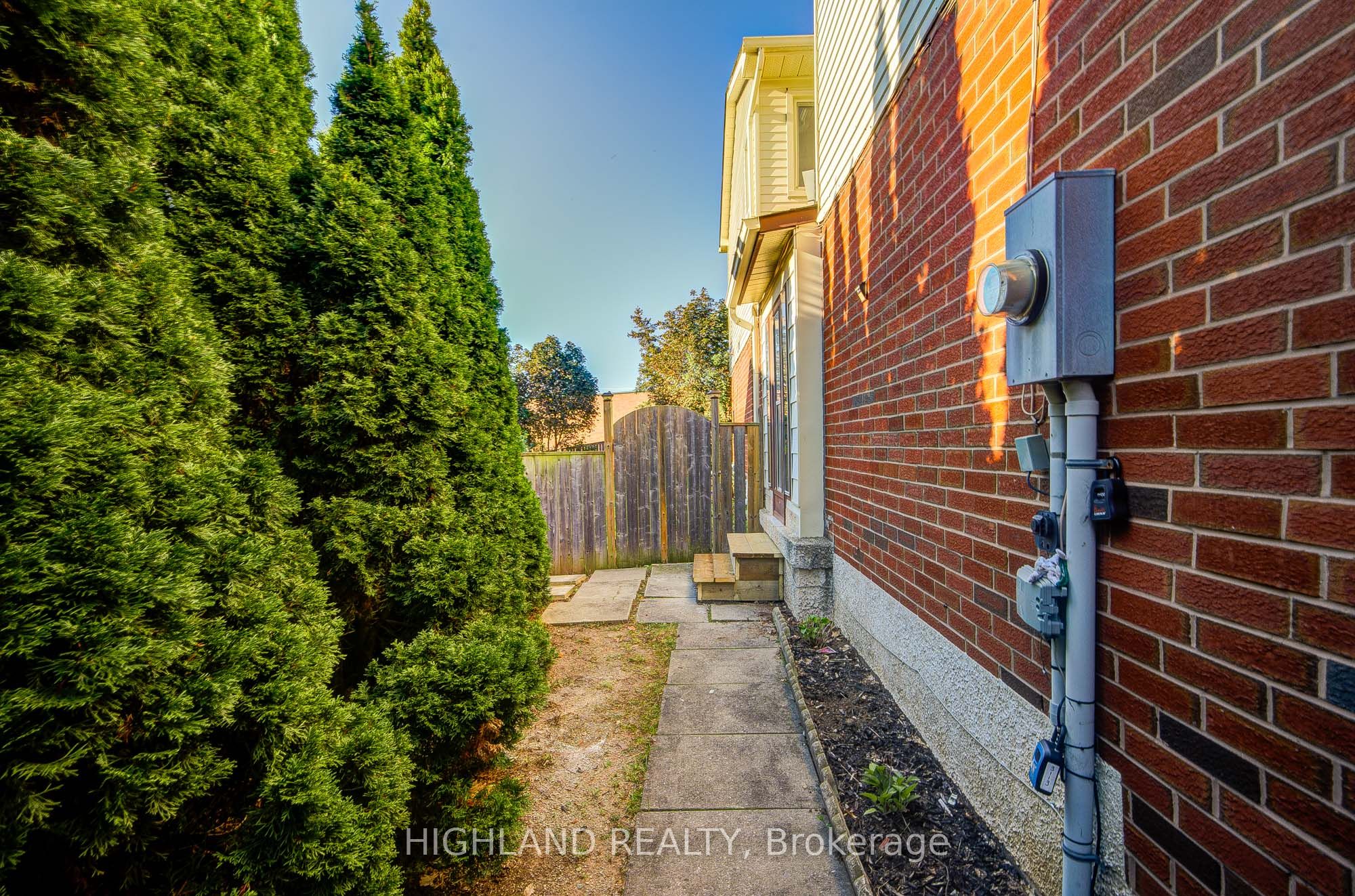 2032 Glenada Crescent Property Photo 25