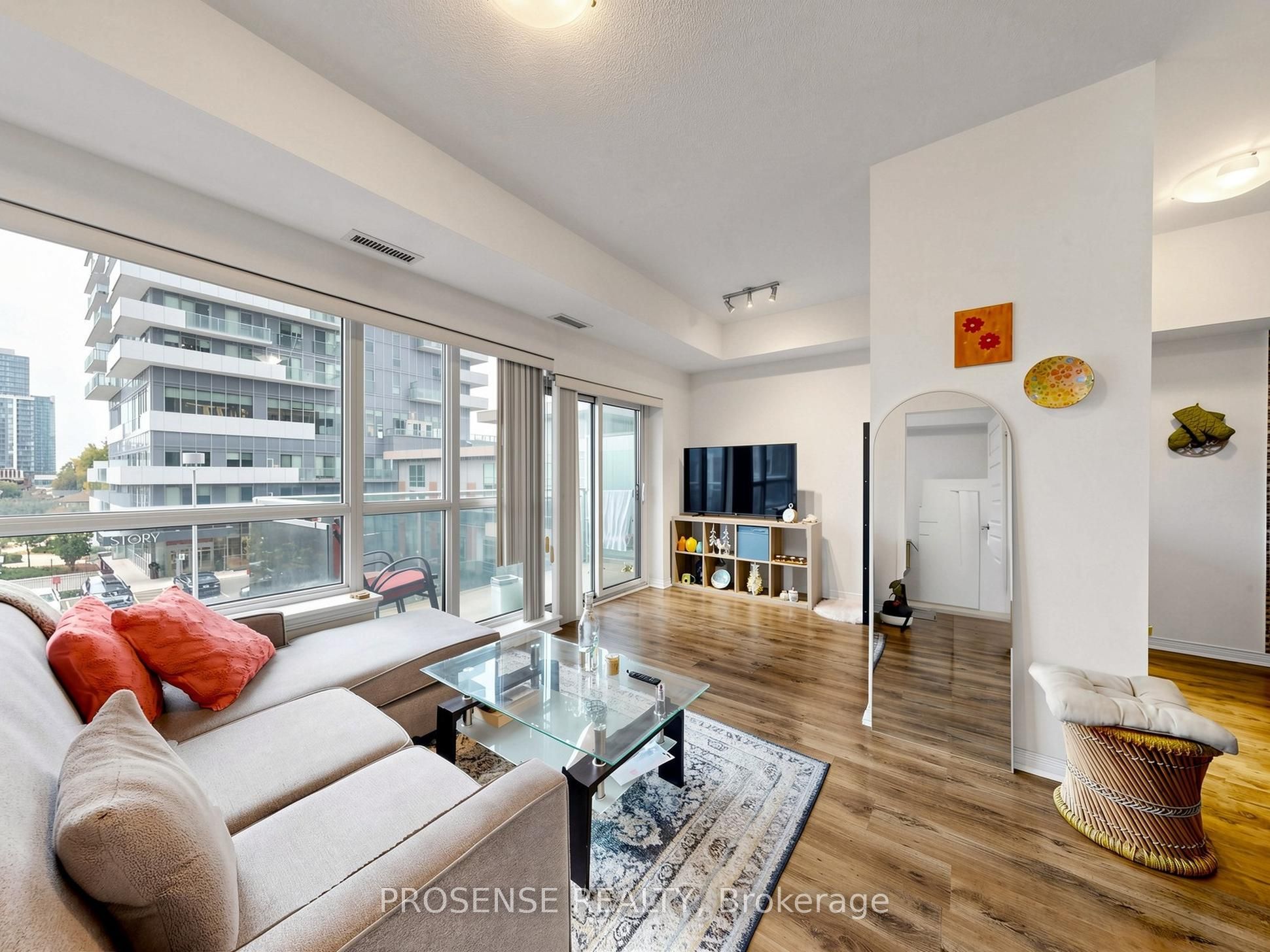 215 W Queen Street E 306 Property Photo 8