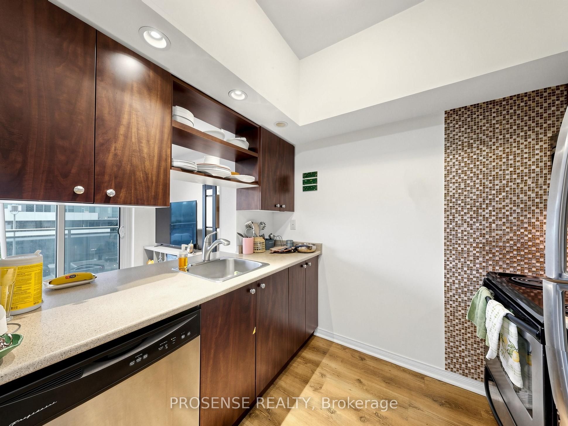 215 W Queen Street E 306 Property Photo 14