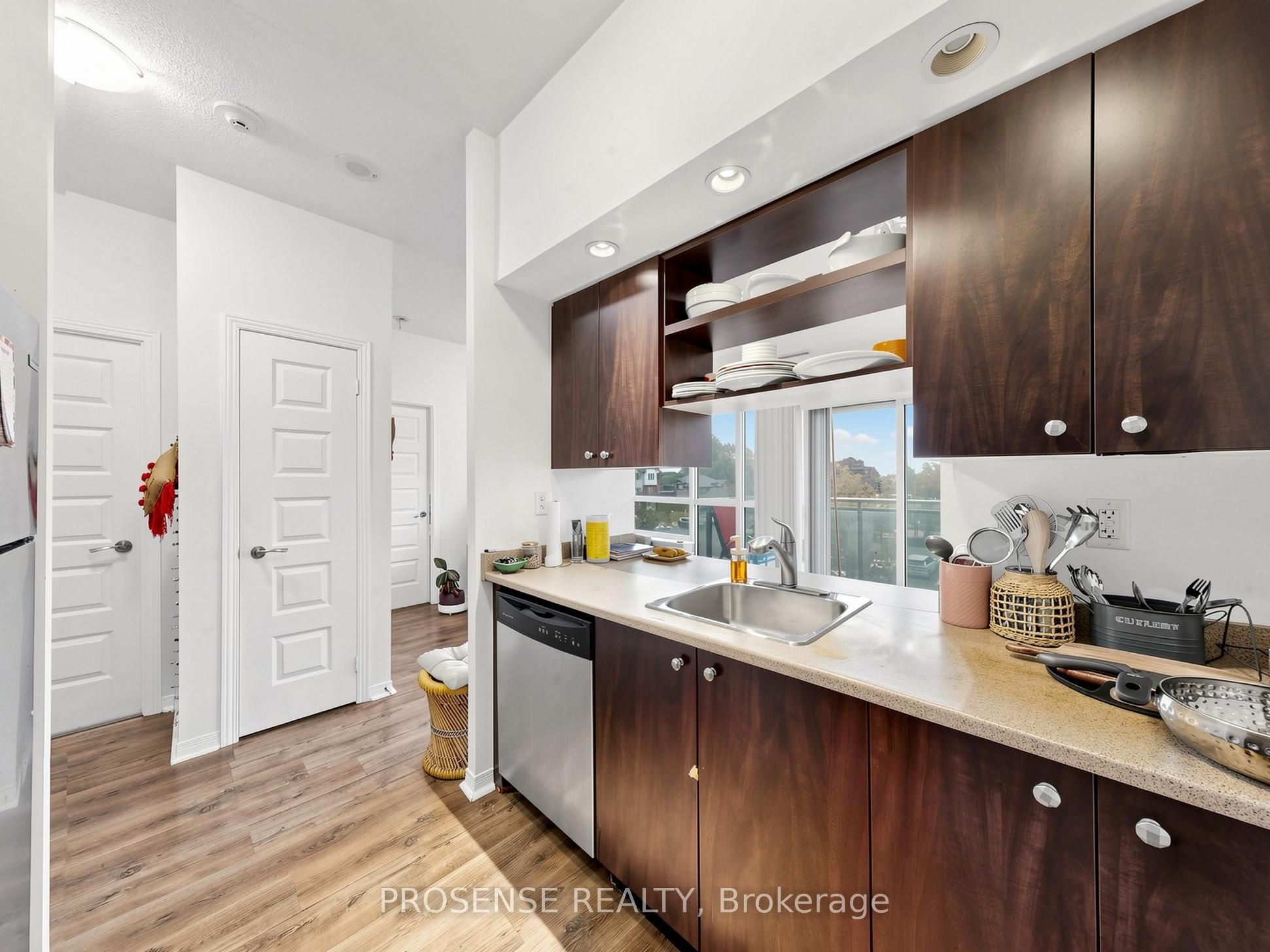 215 W Queen Street E 306 Property Photo 15