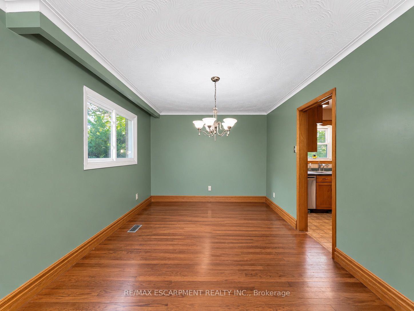 2490 Yarmouth Crescent Property Photo 13
