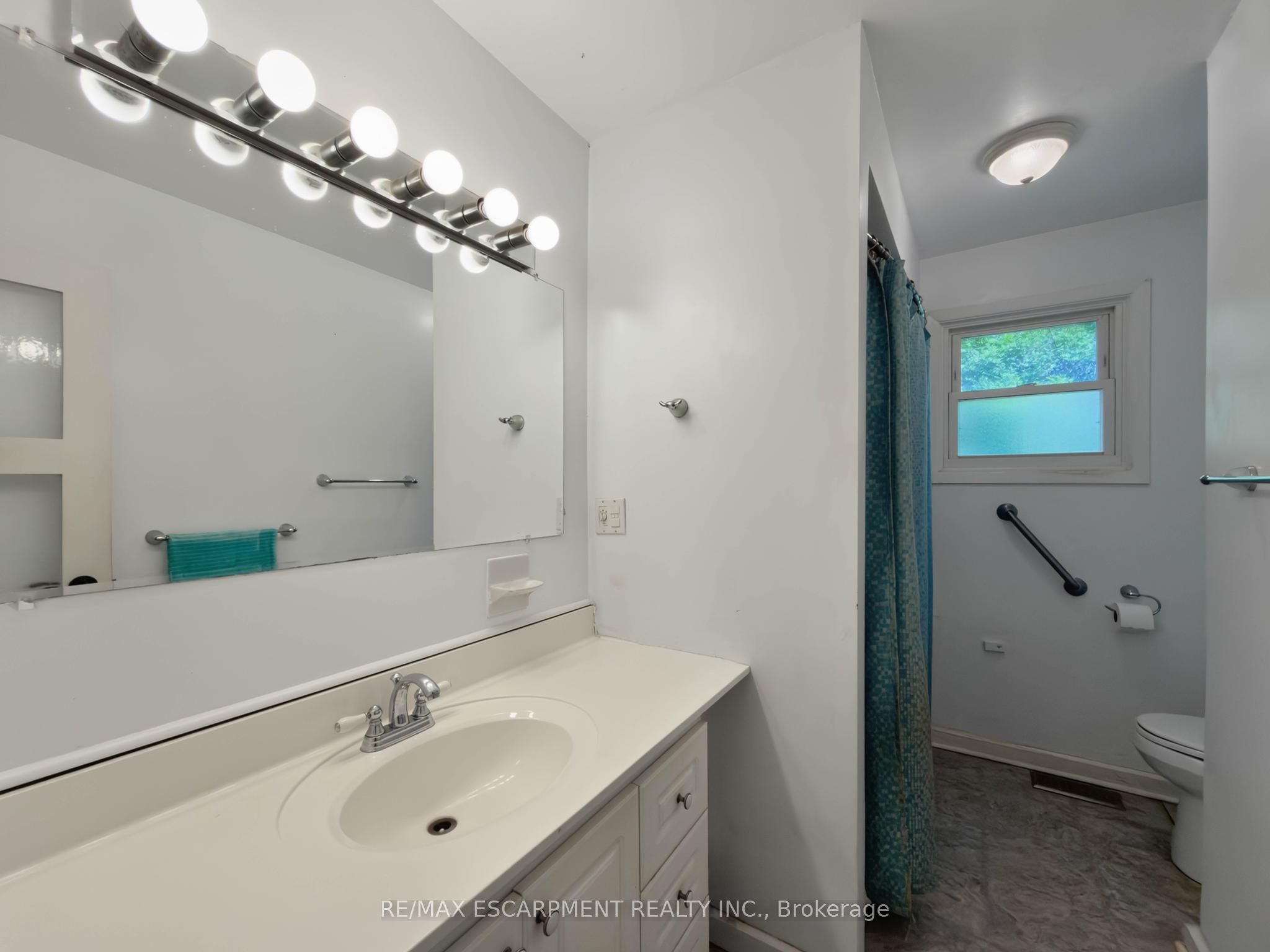 2490 Yarmouth Crescent Property Photo 20