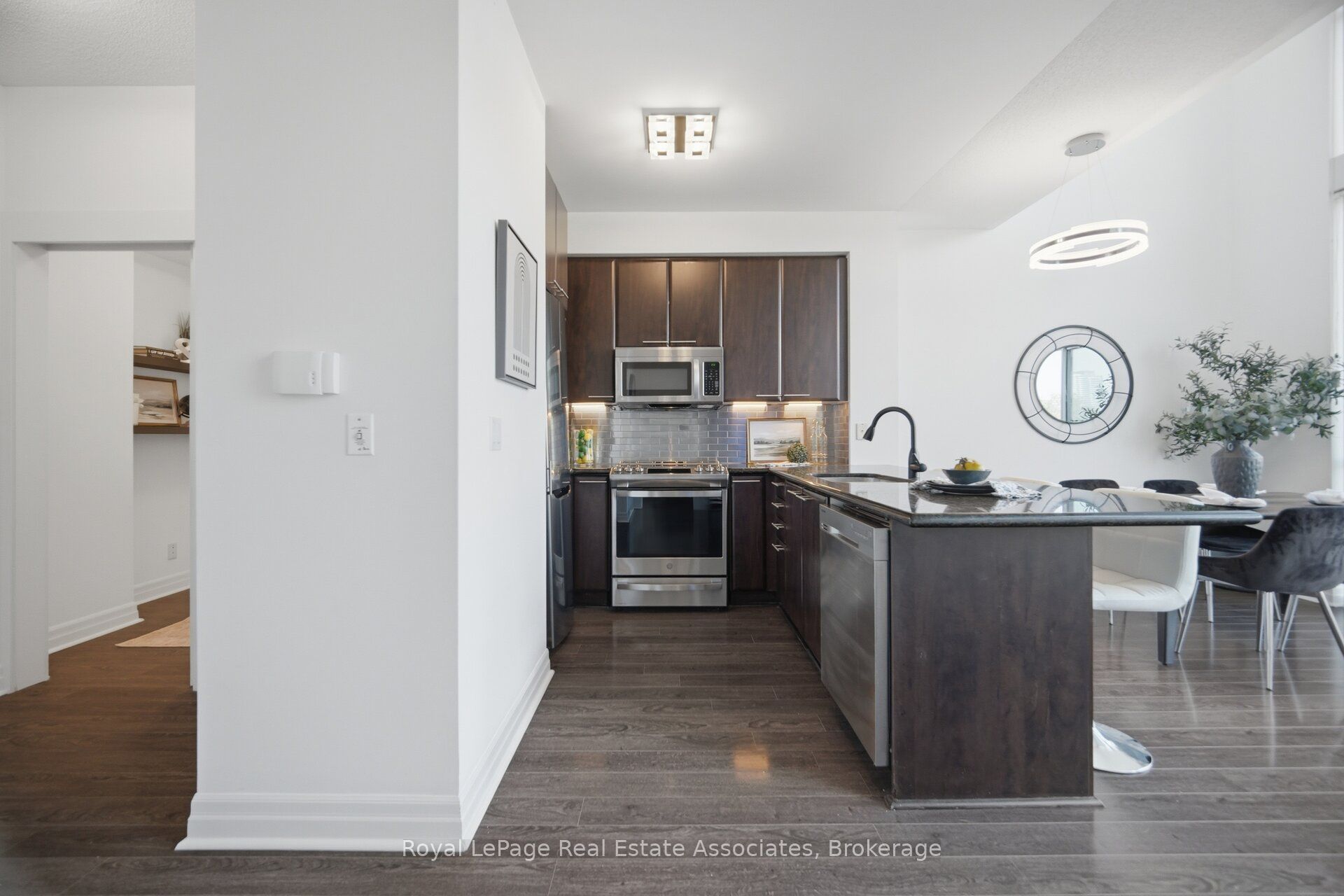 220 Burnhamthorpe Road W 305 Property Photo 12