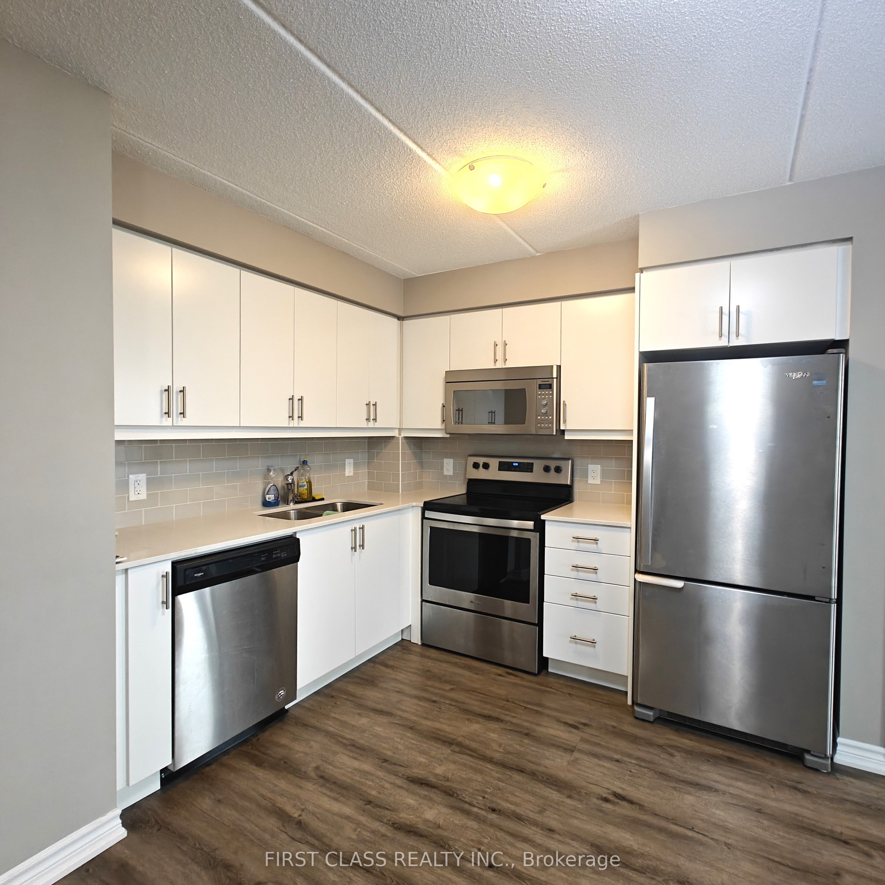 716 Main Street E 808 Property Photo 15