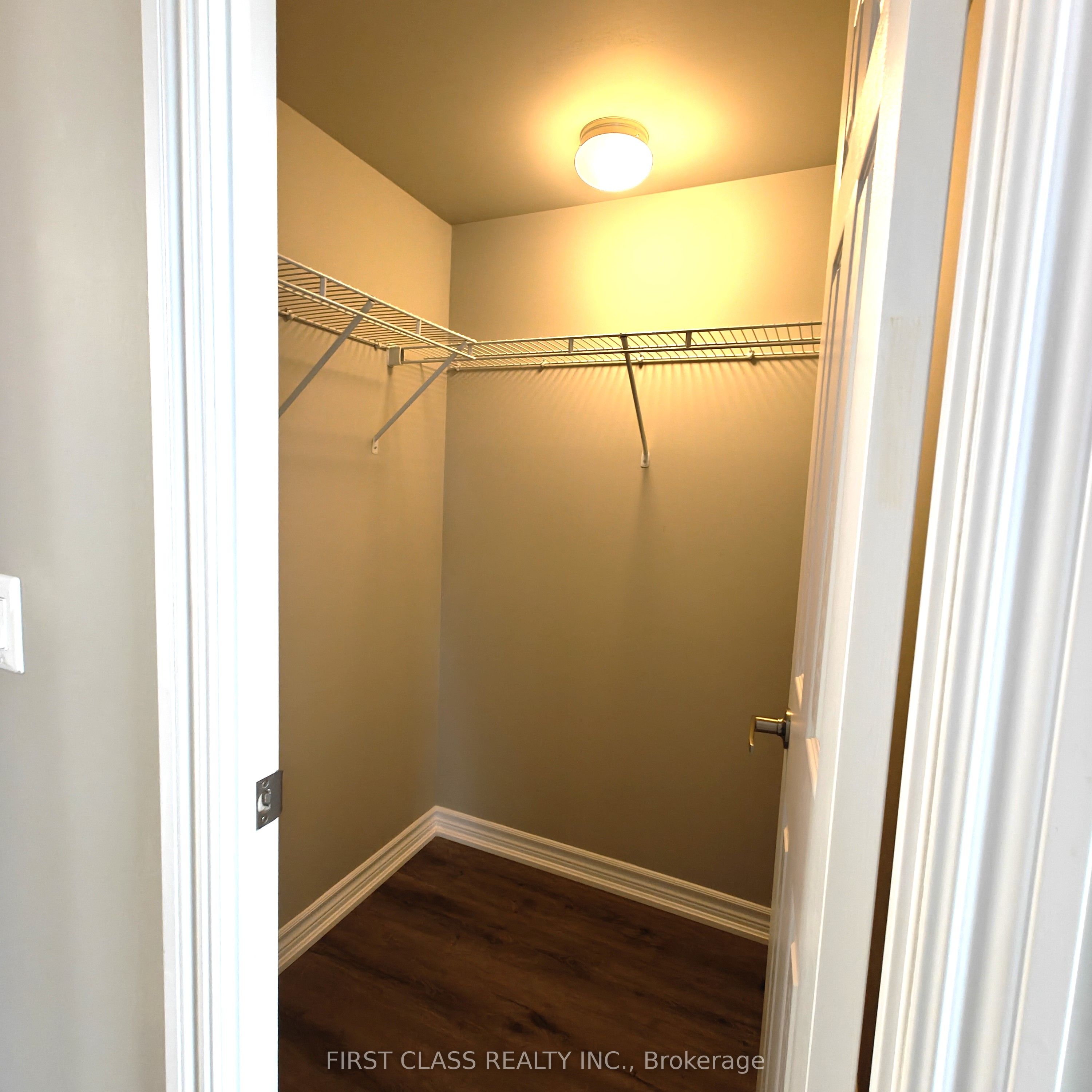 716 Main Street E 808 Property Photo 20