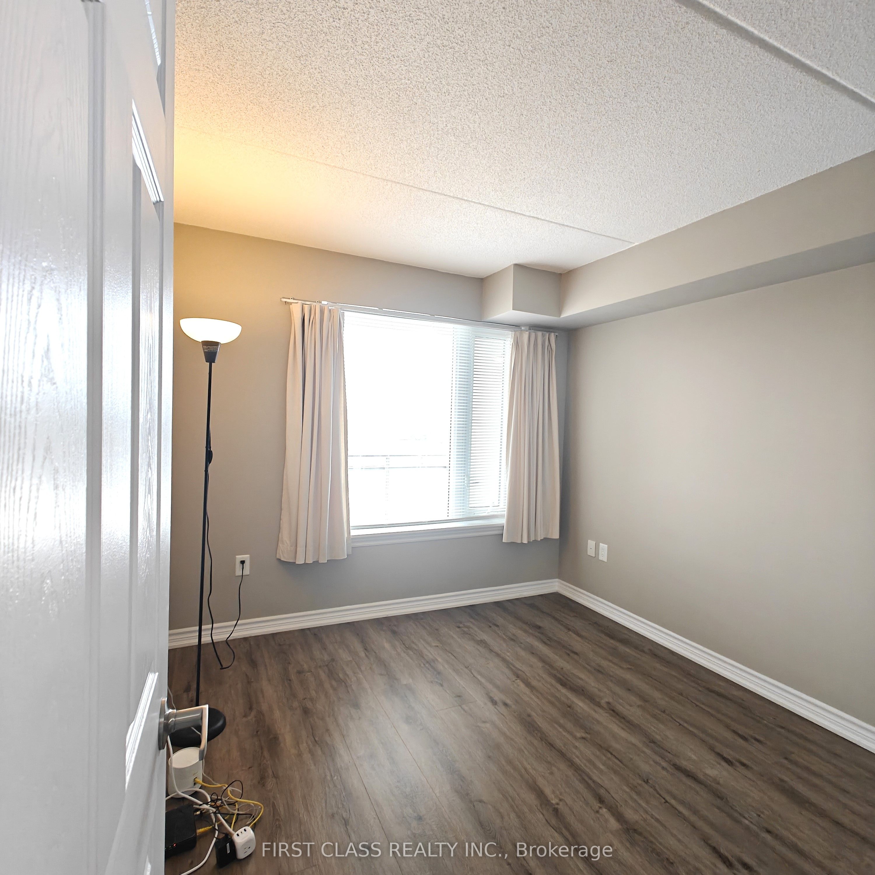 716 Main Street E 808 Property Photo 23