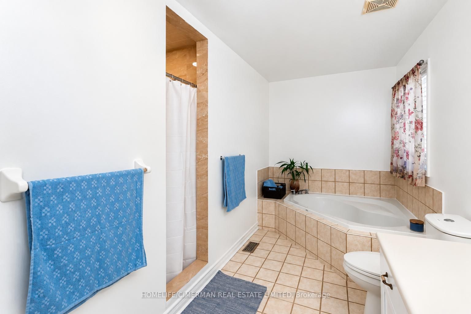 7 Okanagan Drive E Property Photo 5