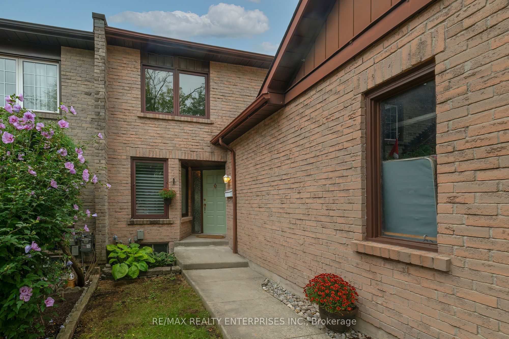 1066 Runnymead Crescent Property Photo 3