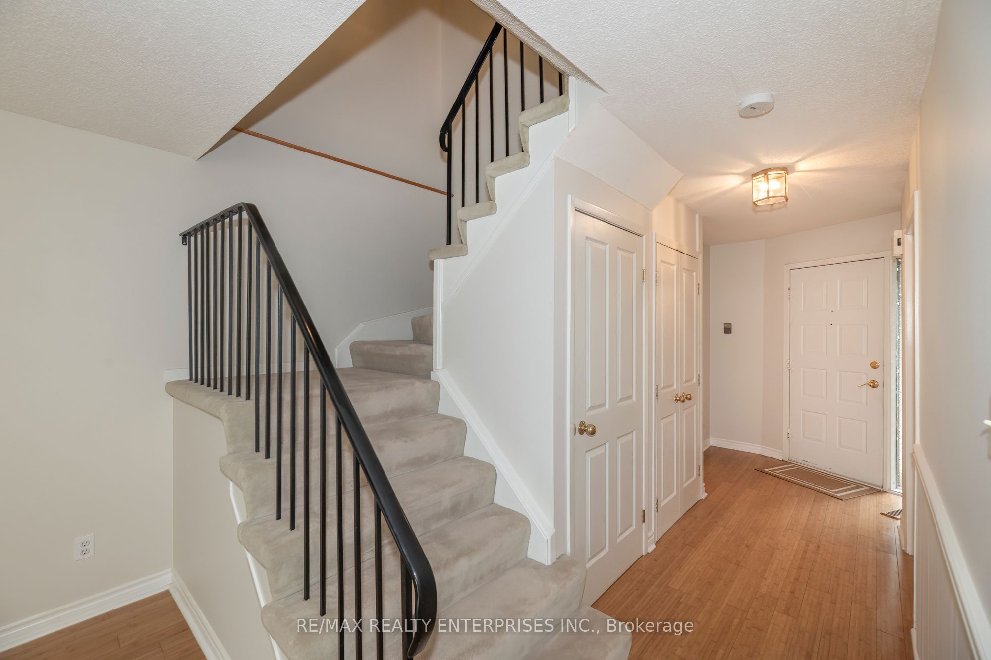 1066 Runnymead Crescent Property Photo 4