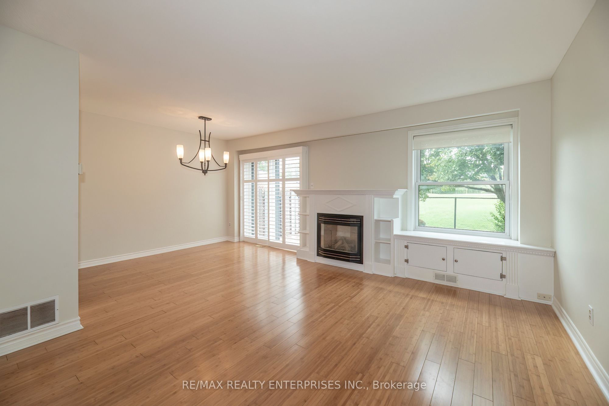 1066 Runnymead Crescent Property Photo 5