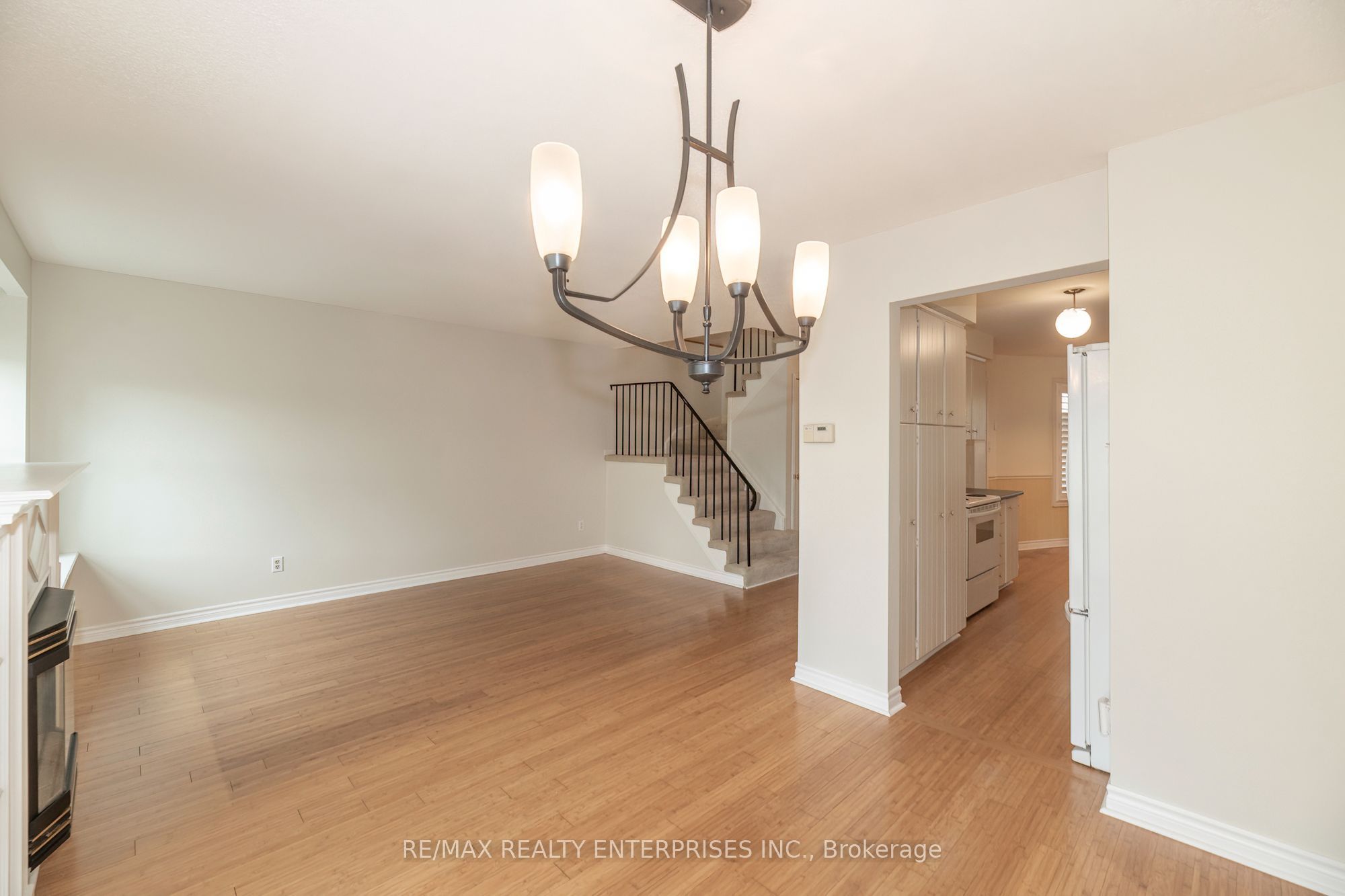1066 Runnymead Crescent Property Photo 8