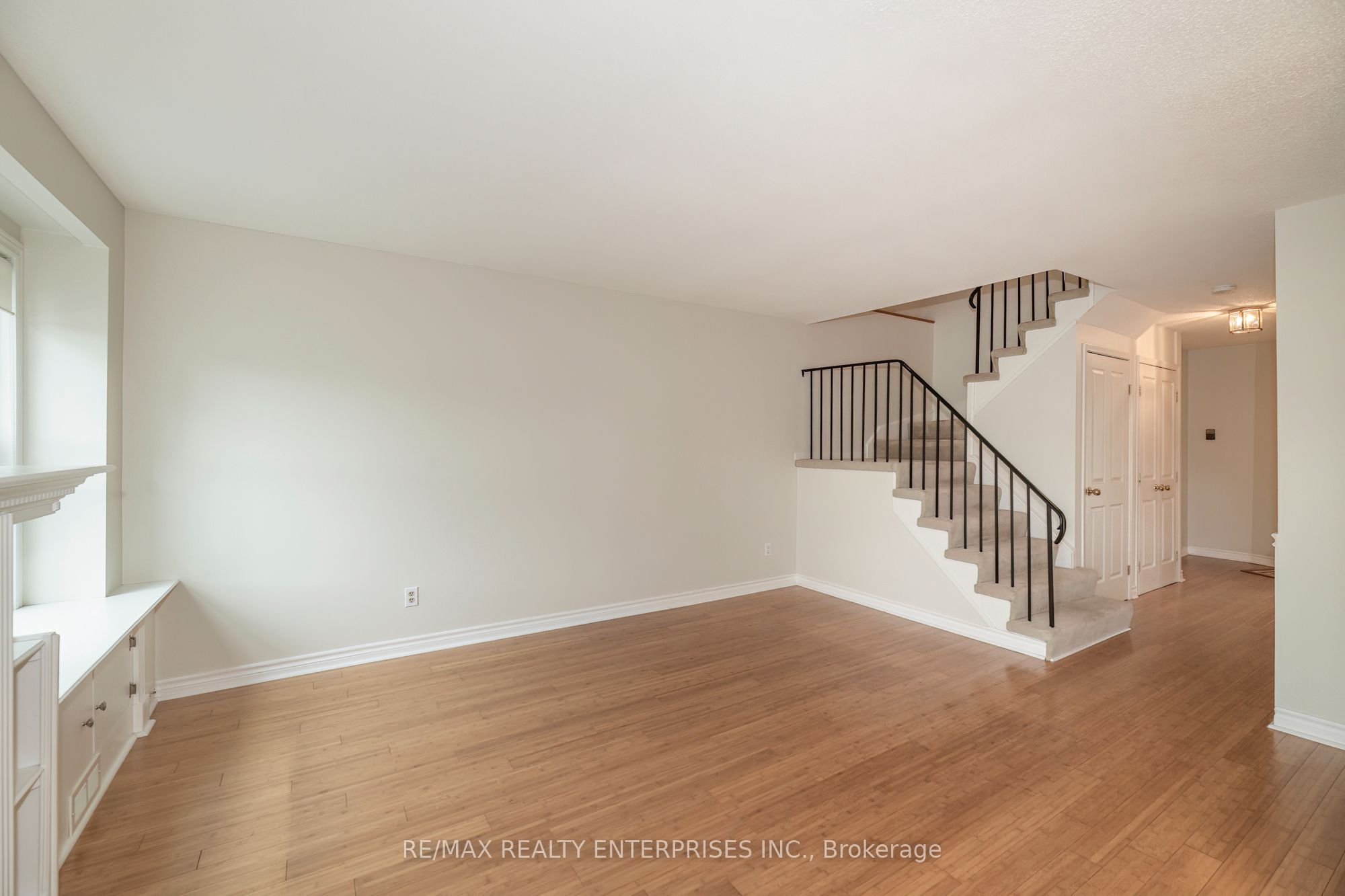 1066 Runnymead Crescent Property Photo 9