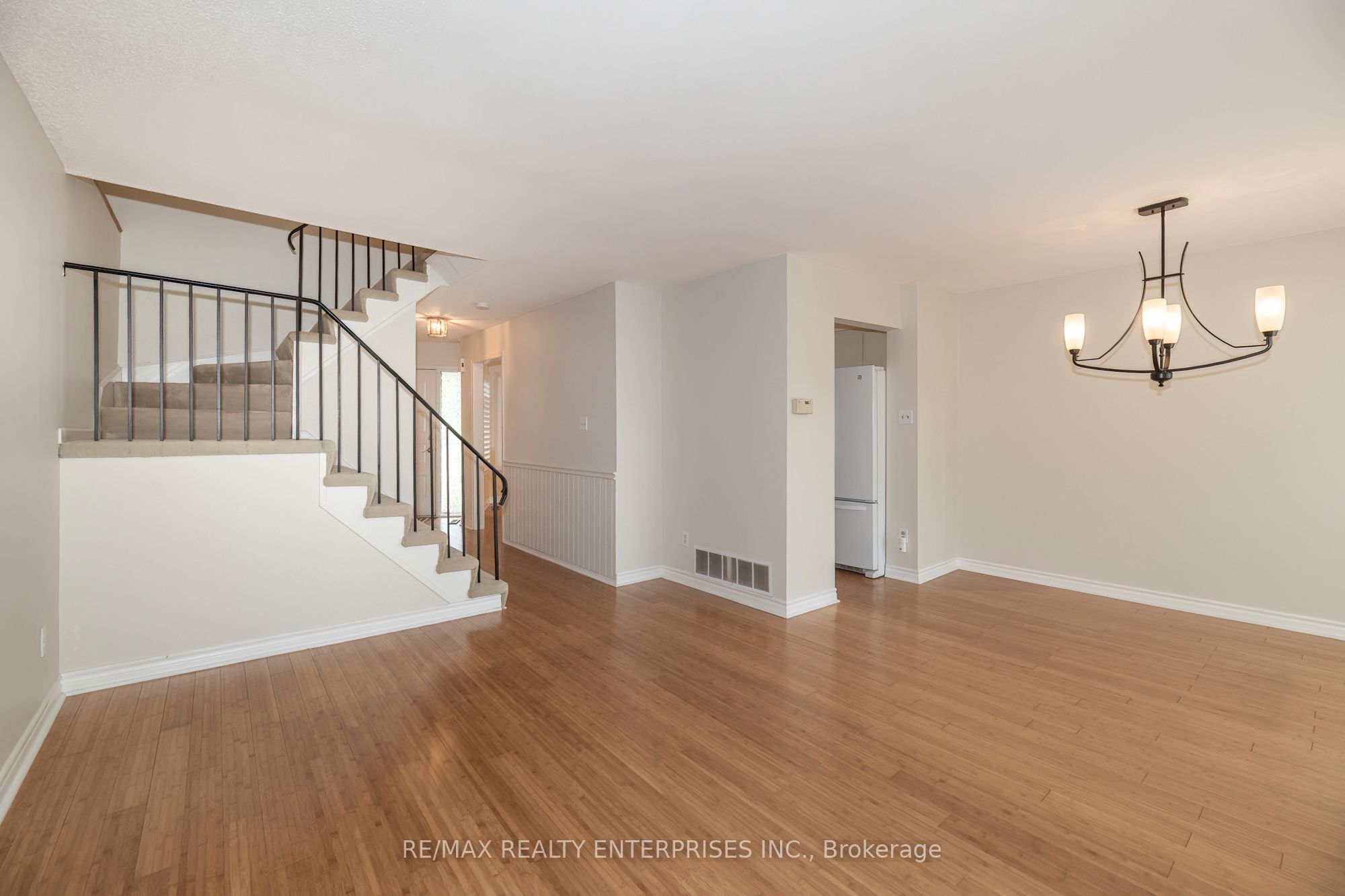 1066 Runnymead Crescent Property Photo 10