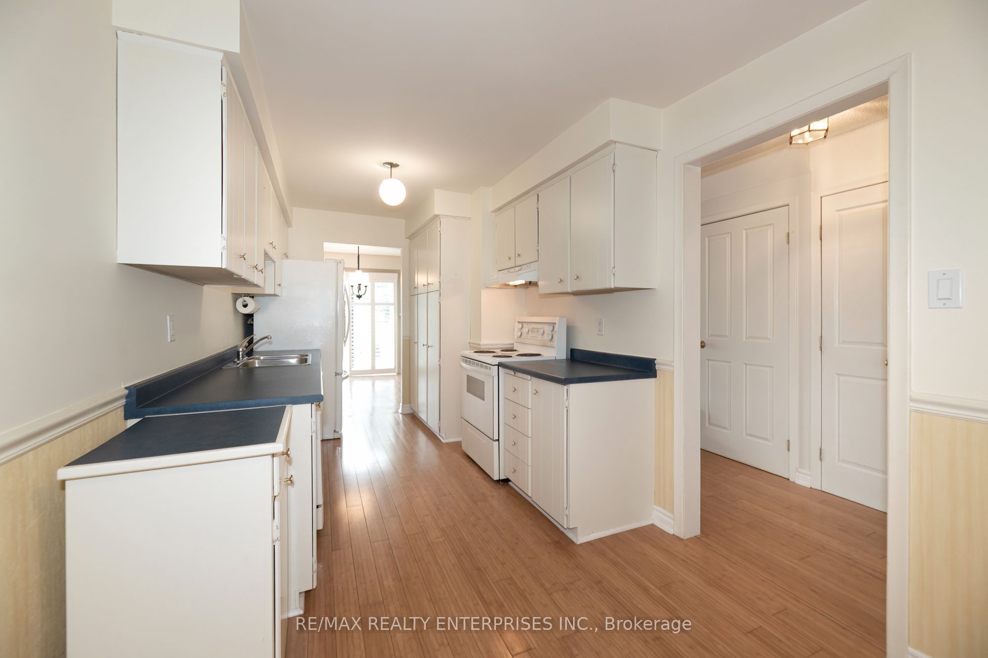 1066 Runnymead Crescent Property Photo 15