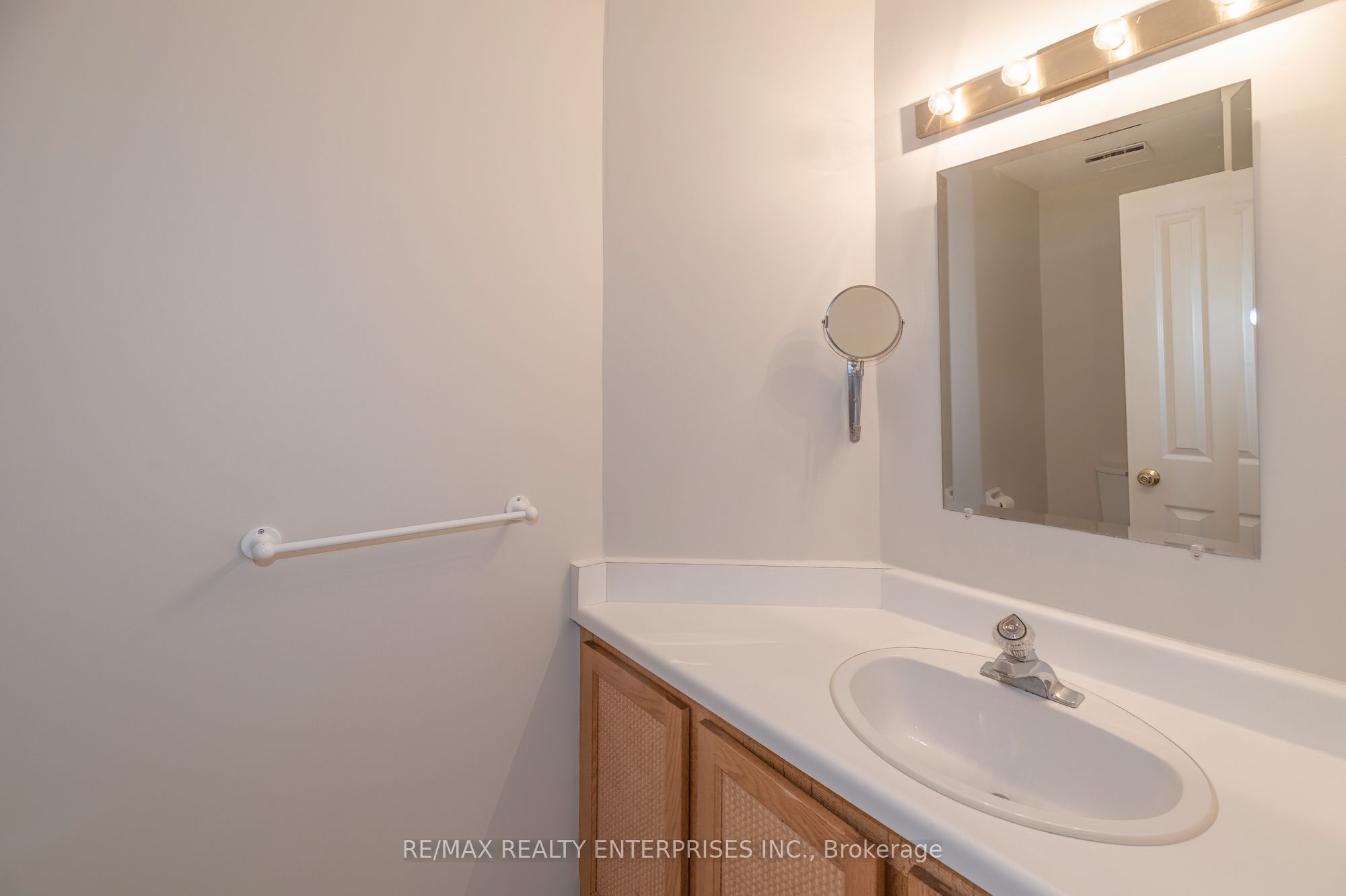 1066 Runnymead Crescent Property Photo 16