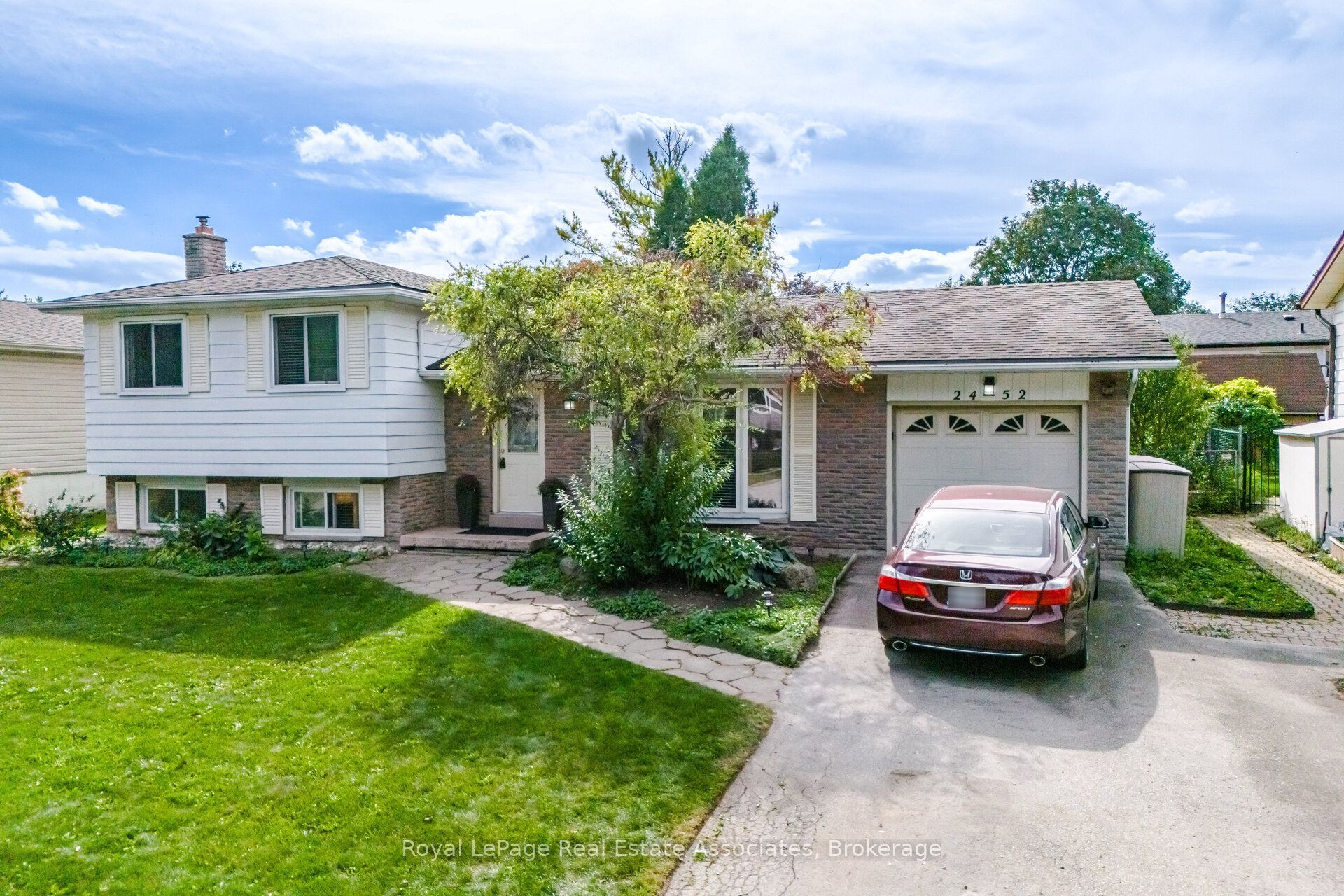 2452 Yarmouth Crescent Property Photo 2
