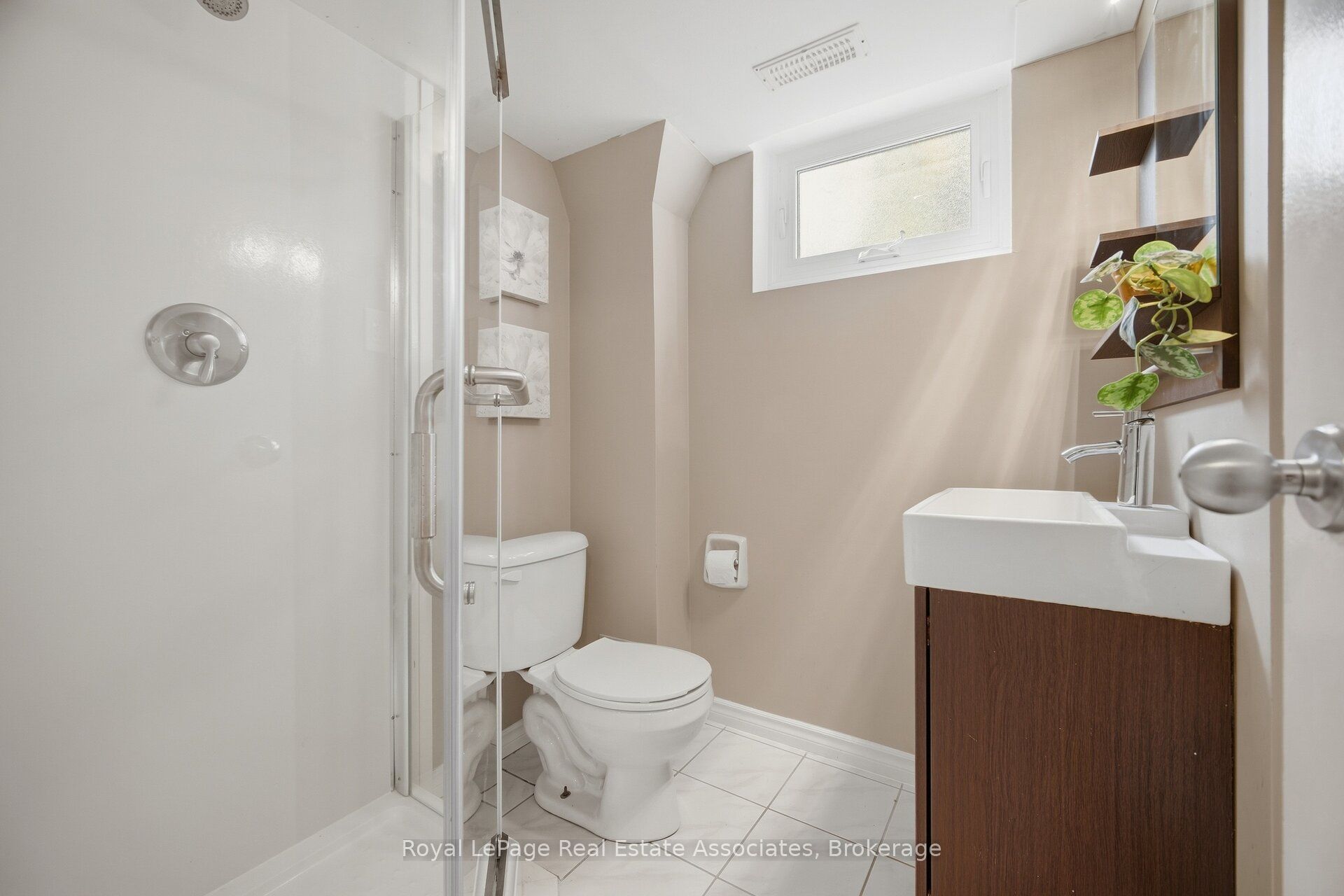 2452 Yarmouth Crescent Property Photo 27