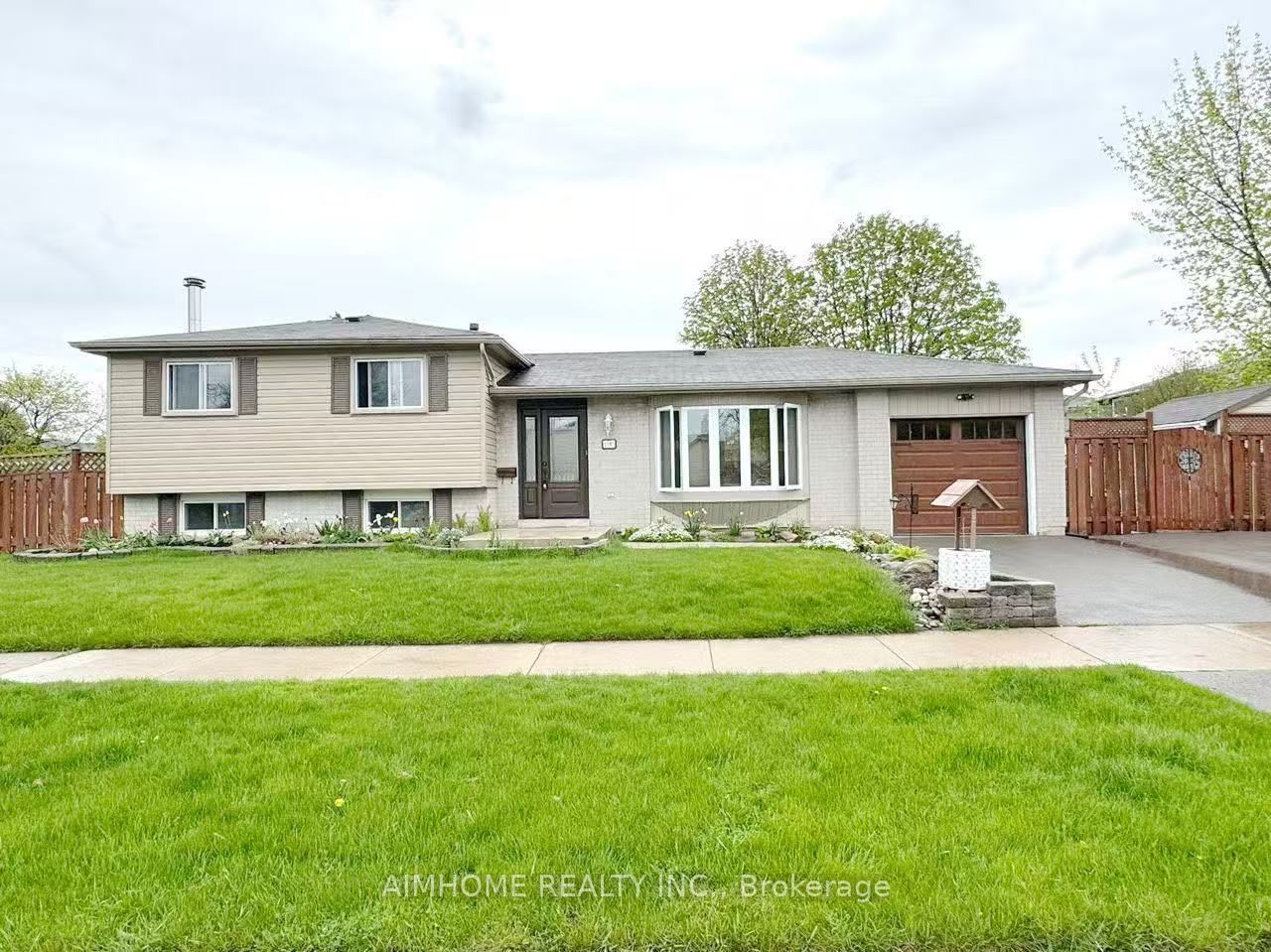 1597 Newlands Crescent Property Photo 1