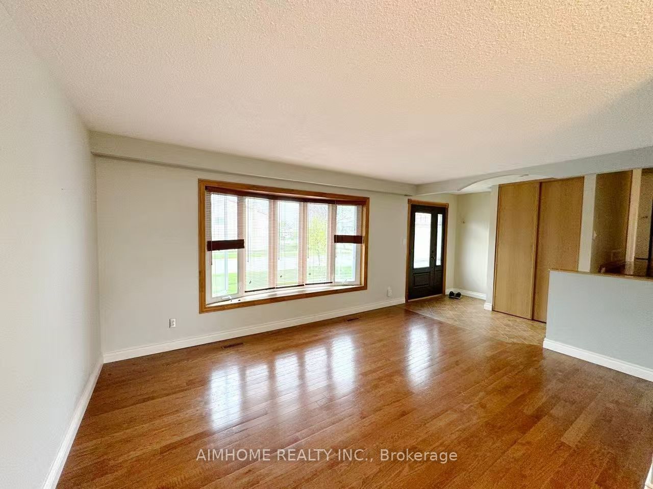 1597 Newlands Crescent Property Photo 2
