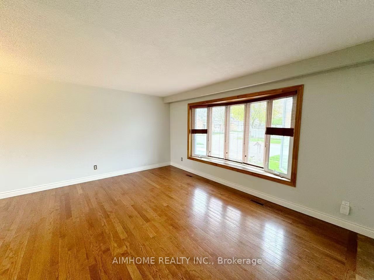 1597 Newlands Crescent Property Photo 3