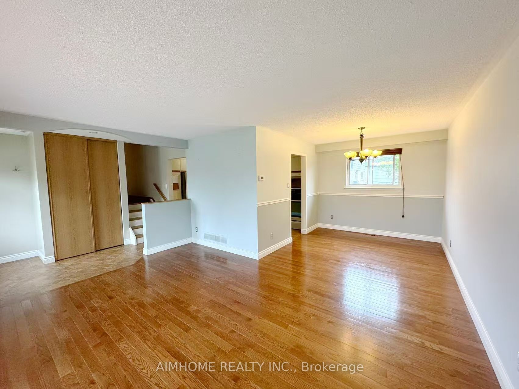 1597 Newlands Crescent Property Photo 4