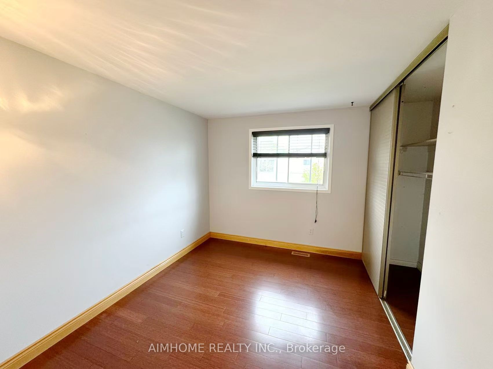 1597 Newlands Crescent Property Photo 5