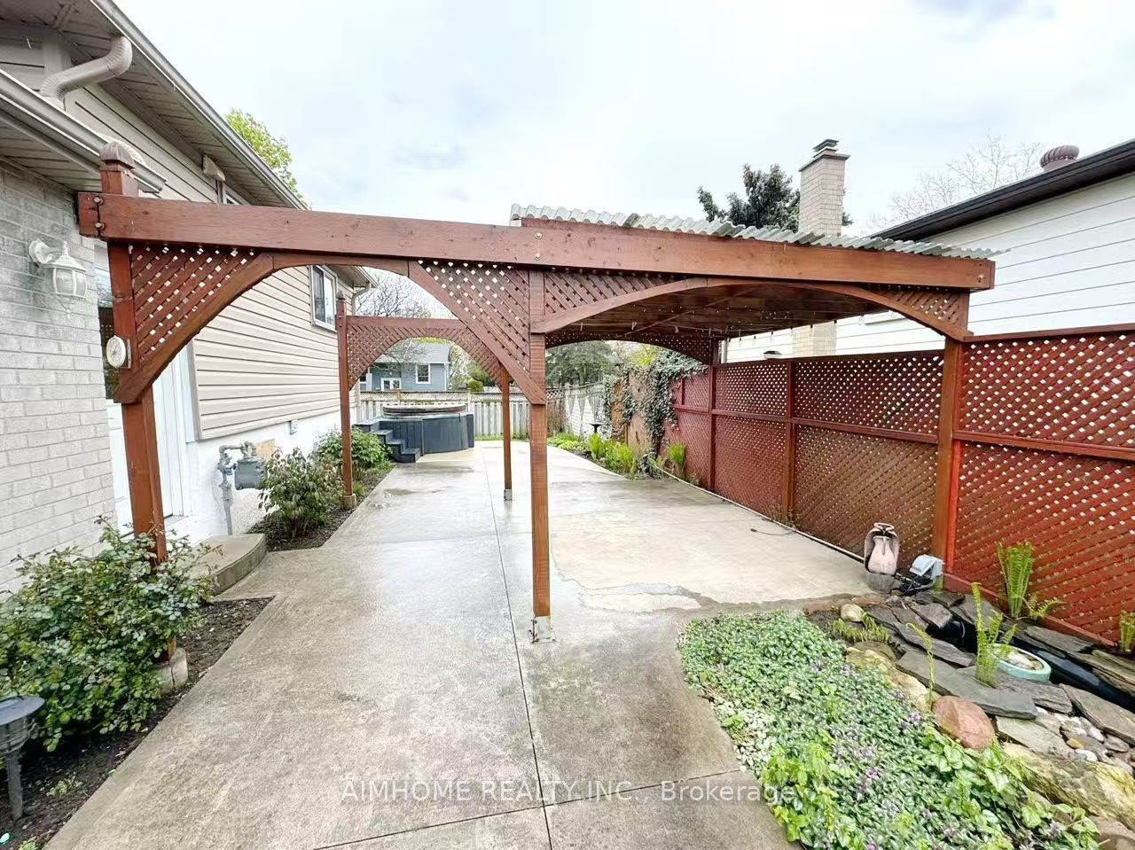 1597 Newlands Crescent Property Photo 7