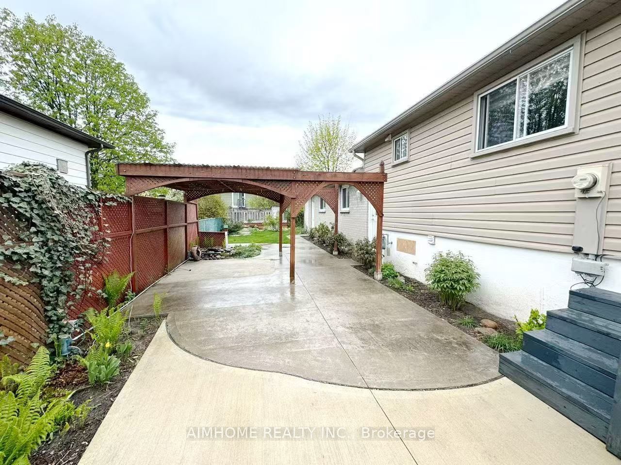 1597 Newlands Crescent Property Photo 8